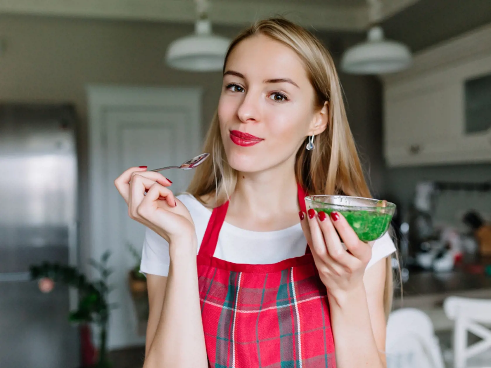 Portrait,Of,Charming,Lovely,Long-haired,Blonde,With,Red,Lipstick,Wears