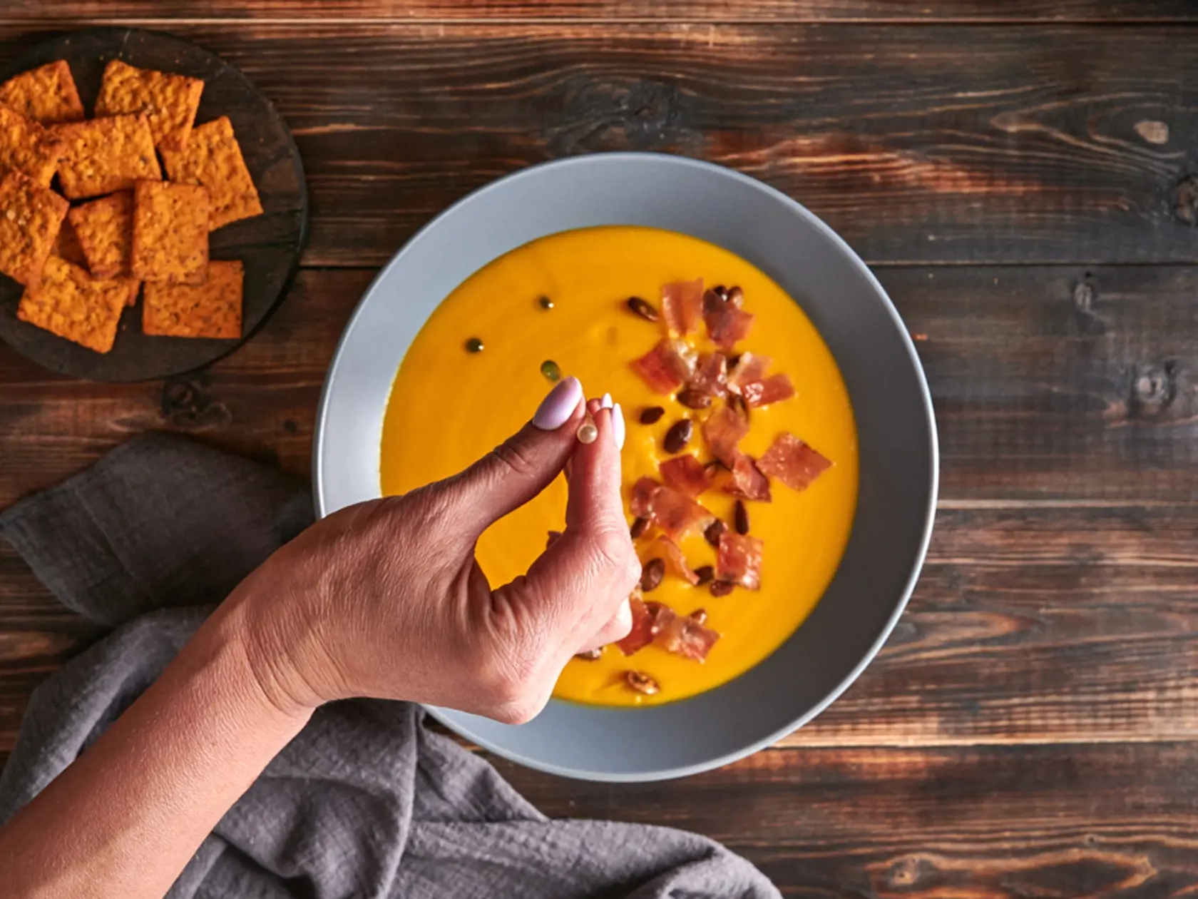 Zázvor, škorica či kurkuma môžu pomôcť s vylepšením vysokého cholesterolu.
