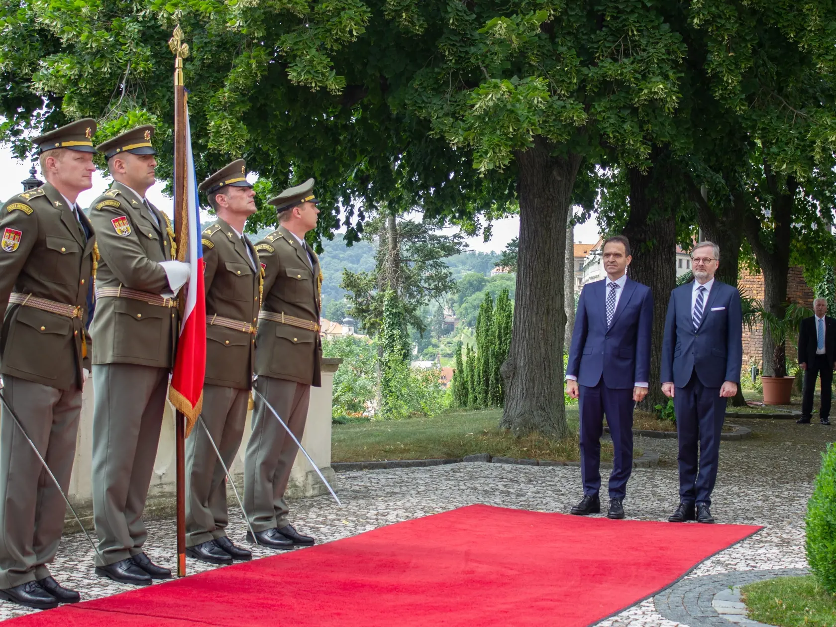 Na snímke český premiér Petr Fiala (vpravo) víta slovenského premiéra Ľudovíta Ódora s vojenskými poctami v rámci jeho prvej oficiálnej zahraničnej návšteve Českej republiky 4. júla 2023 v Prahe. FOTO TASR - Barbora Vizváryová