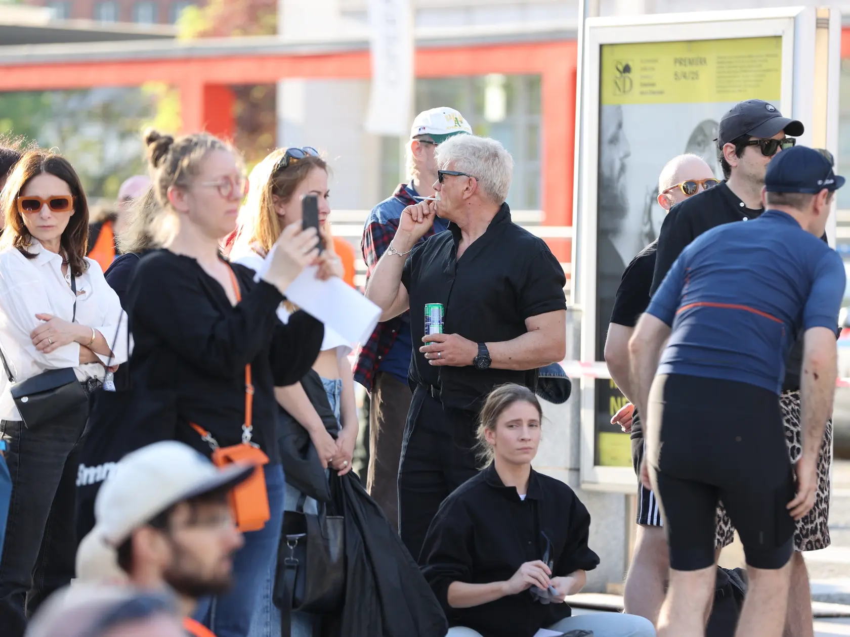 Pred koncertom ruskej speváčky Anny Netrebko sa konal  protest na námestí pred Slovenským národným divadlom. Nechýbali Richard Stanke, Heňa Mičkovicová (vľavo) a Jana Kovalčíková (v strede dole).