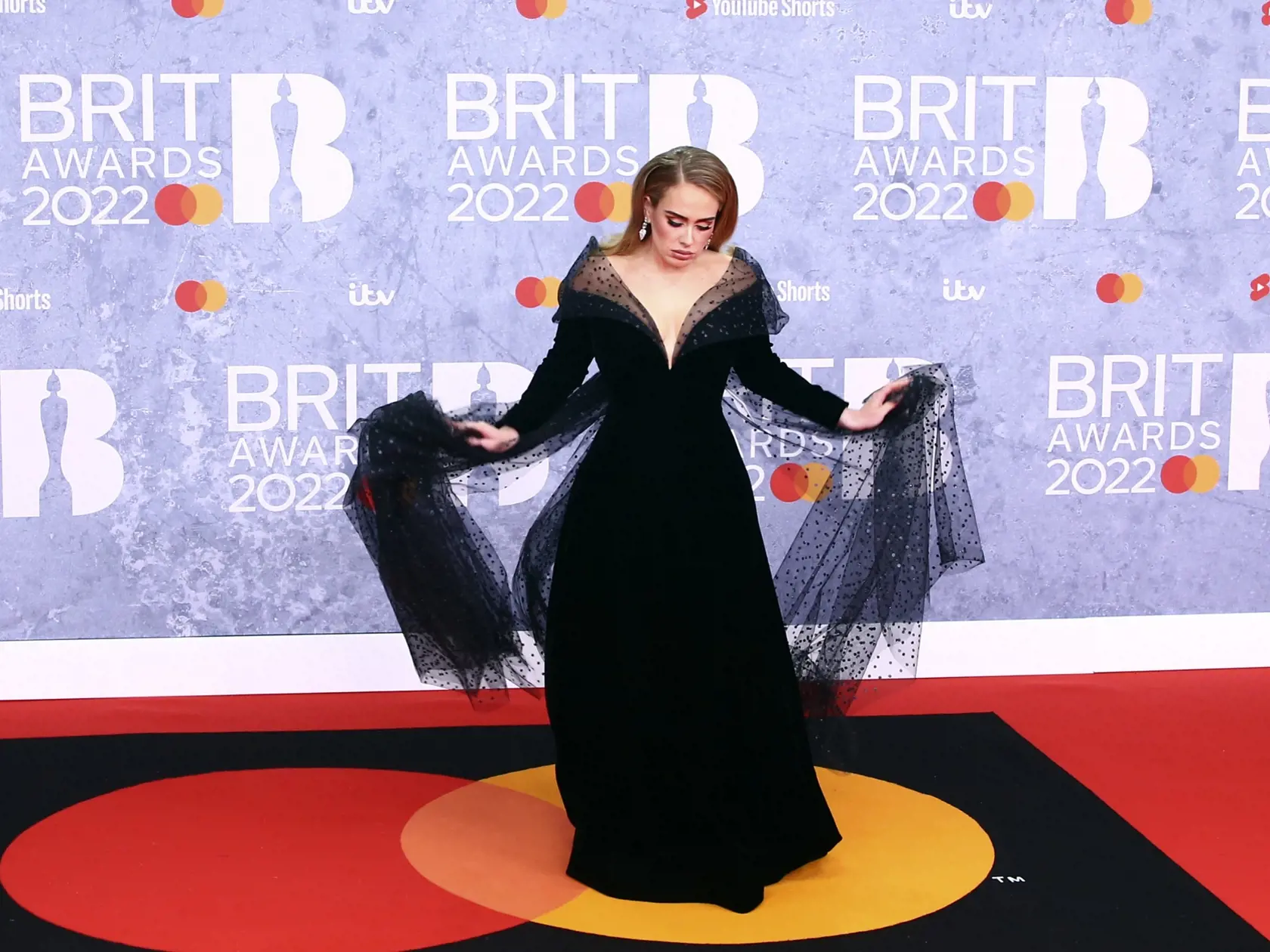 EBE 29 Londýn - Na snímke britská speváčka a skladateľka Adele pózuje fotografom počas príchodu na odovzdávanie hudobných cien Brit Awards v Londýne 8. februára 2022. FOTO TASR/AP

Adele poses for photographers upon arrival at the Brit Awards 2022 in London Tuesday, Feb. 8, 2022. (Photo by Joel C Ryan/Invision/AP)