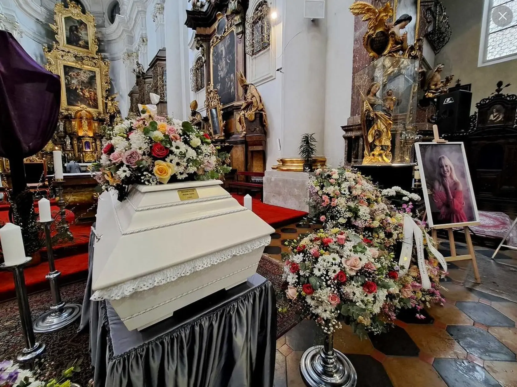 15. apríl 2025: Posledná rozlúčka s Aničkou Slováčkovou (†29) prebehla v kruhu rodiny a najbližších priateľov.