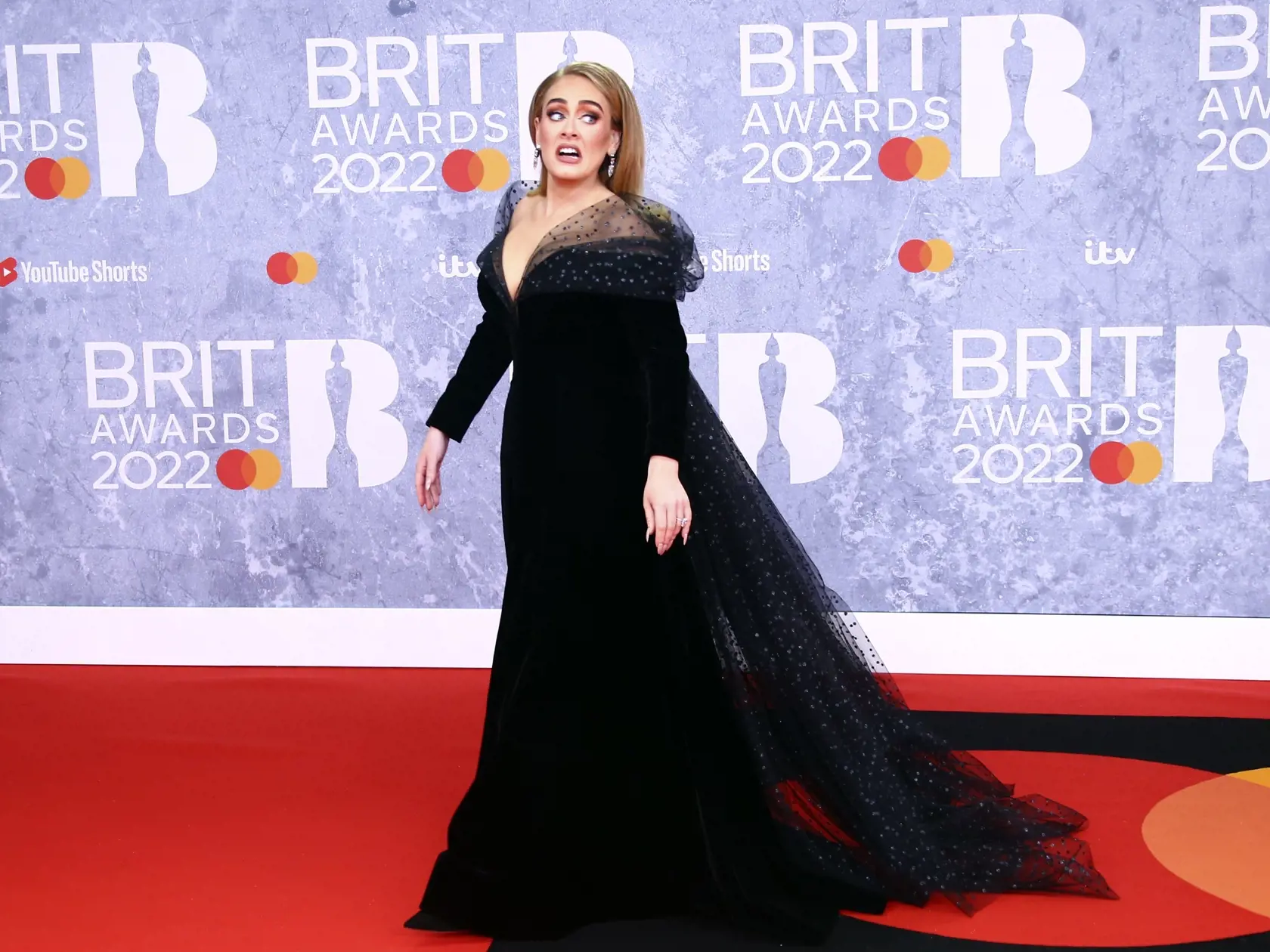 EBE 28 Londýn - Na snímke britská speváčka a skladateľka Adele pózuje fotografom počas príchodu na odovzdávanie hudobných cien Brit Awards v Londýne 8. februára 2022. FOTO TASR/AP

Adele poses for photographers upon arrival at the Brit Awards 2022 in London Tuesday, Feb. 8, 2022. (Photo by Joel C Ryan/Invision/AP)