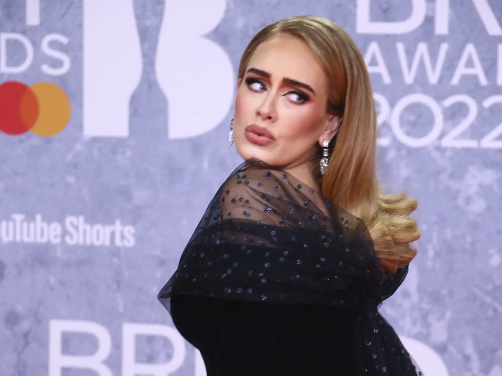 EBE 23 Londýn - Na snímke britská speváčka a skladateľka Adele pózuje fotografom počas príchodu na odovzdávanie hudobných cien Brit Awards v Londýne 8. februára 2022. FOTO TASR/AP

Adele poses for photographers upon arrival at the Brit Awards 2022 in London Tuesday, Feb. 8, 2022. (Photo by Joel C Ryan/Invision/AP)