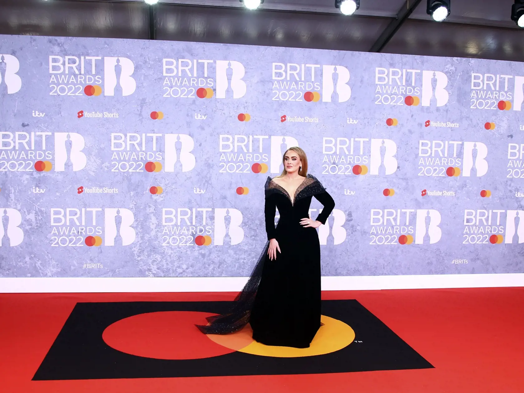 EBE 27 Londýn - Na snímke britská speváčka a skladateľka Adele pózuje fotografom počas príchodu na odovzdávanie hudobných cien Brit Awards v Londýne 8. februára 2022. FOTO TASR/AP

Adele poses for photographers upon arrival at the Brit Awards 2022 in London Tuesday, Feb. 8, 2022. (Photo by Joel C Ryan/Invision/AP)