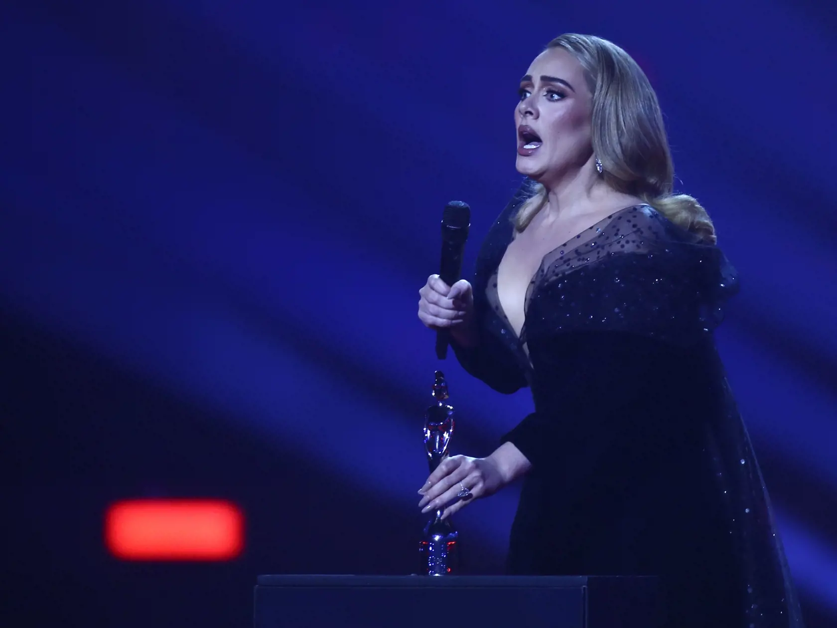EBE 47 Londýn - Na snímke britská speváčka a skladateľka Adele si prevzala cenu za Pieseň roka počas odovzdávania hudobných cien Brit Awards 2022 v Londýne 8. februára 2022. FOTO TASR/AP

Adele speaks on stage after winning song of the year at the Brit Awards 2022 in London Tuesday, Feb. 8, 2022. (Photo by Joel C Ryan/Invision/AP)