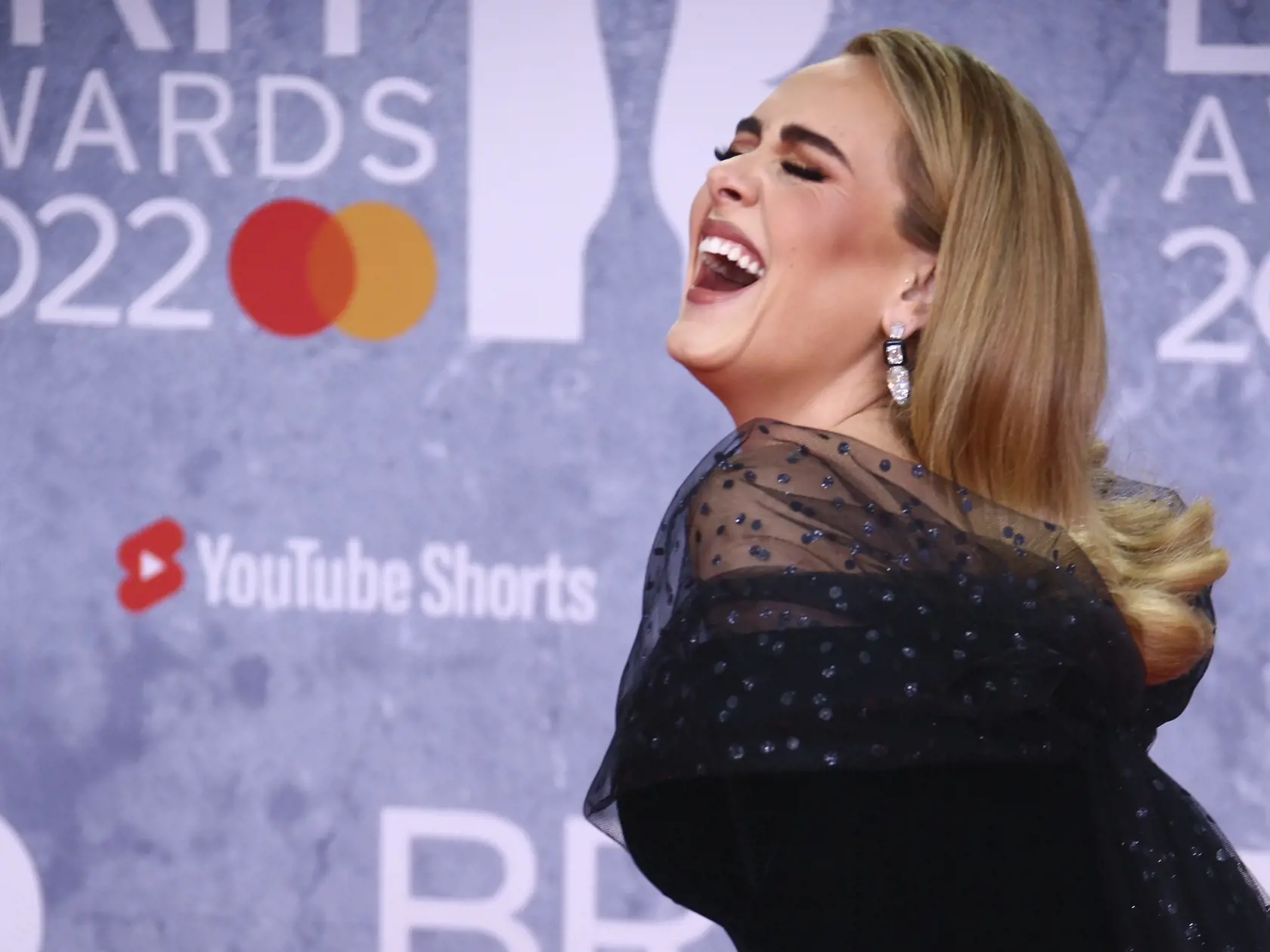 EBE 25 Londýn - Na snímke britská speváčka a skladateľka Adele pózuje fotografom počas príchodu na odovzdávanie hudobných cien Brit Awards v Londýne 8. februára 2022. FOTO TASR/AP

Adele poses for photographers upon arrival at the Brit Awards 2022 in London Tuesday, Feb. 8, 2022. (Photo by Joel C Ryan/Invision/AP)