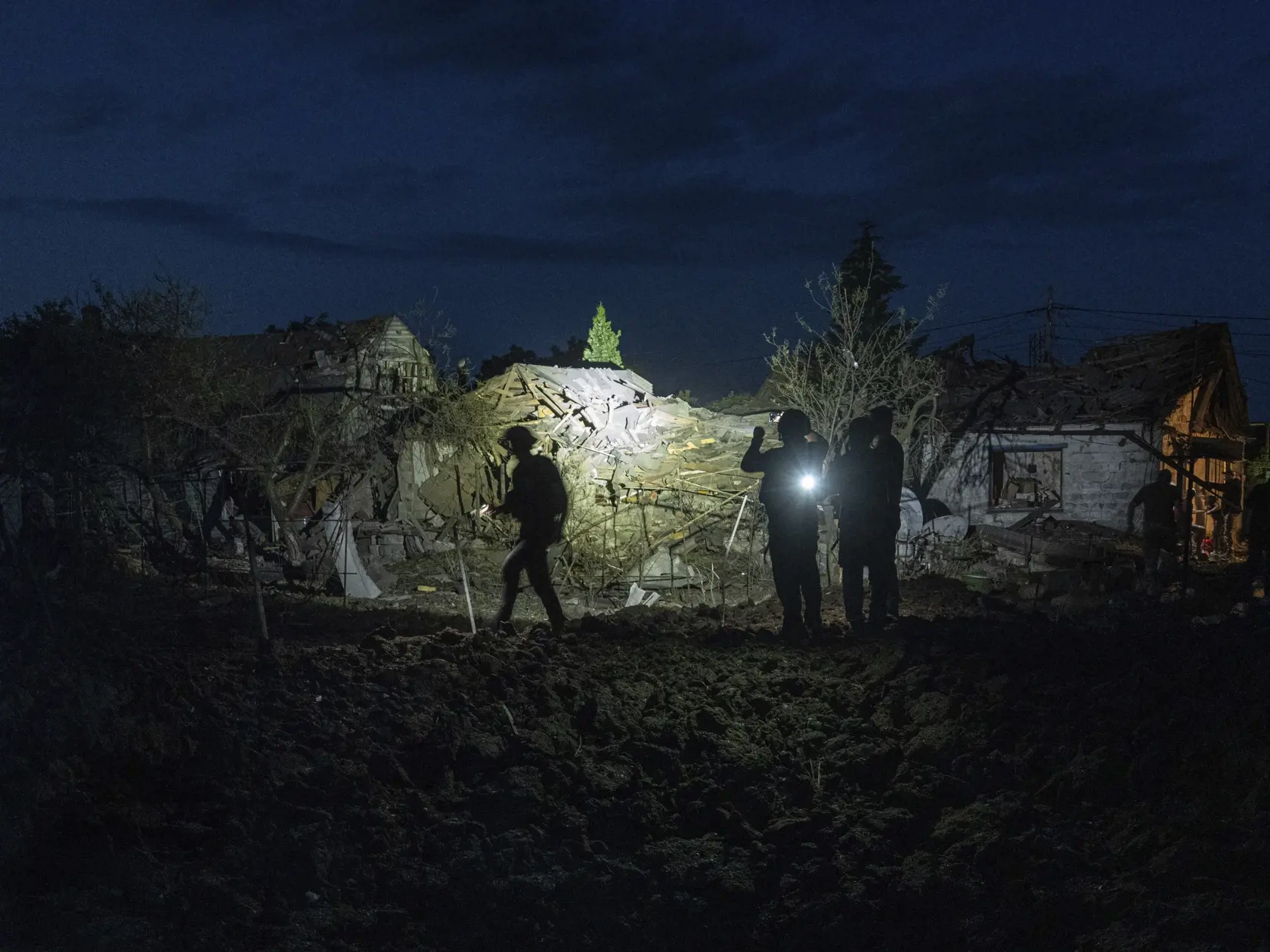 KK13 Pokrovsk - Ukrajinskí policajti dokumentujú škody na domoch po ruskom raketovom útoku na obytnú štvrť v ukrajinskom Pokrovsku 21. júna 2023. FOTO TASR/AP
Ukrainian policemen document the damage to houses hit by a Russian rocket attack on a residential neighbourhood in Pokrovsk, Ukraine, Wednesday, June 21, 2023. (AP Photo/Evgeniy Maloletka)