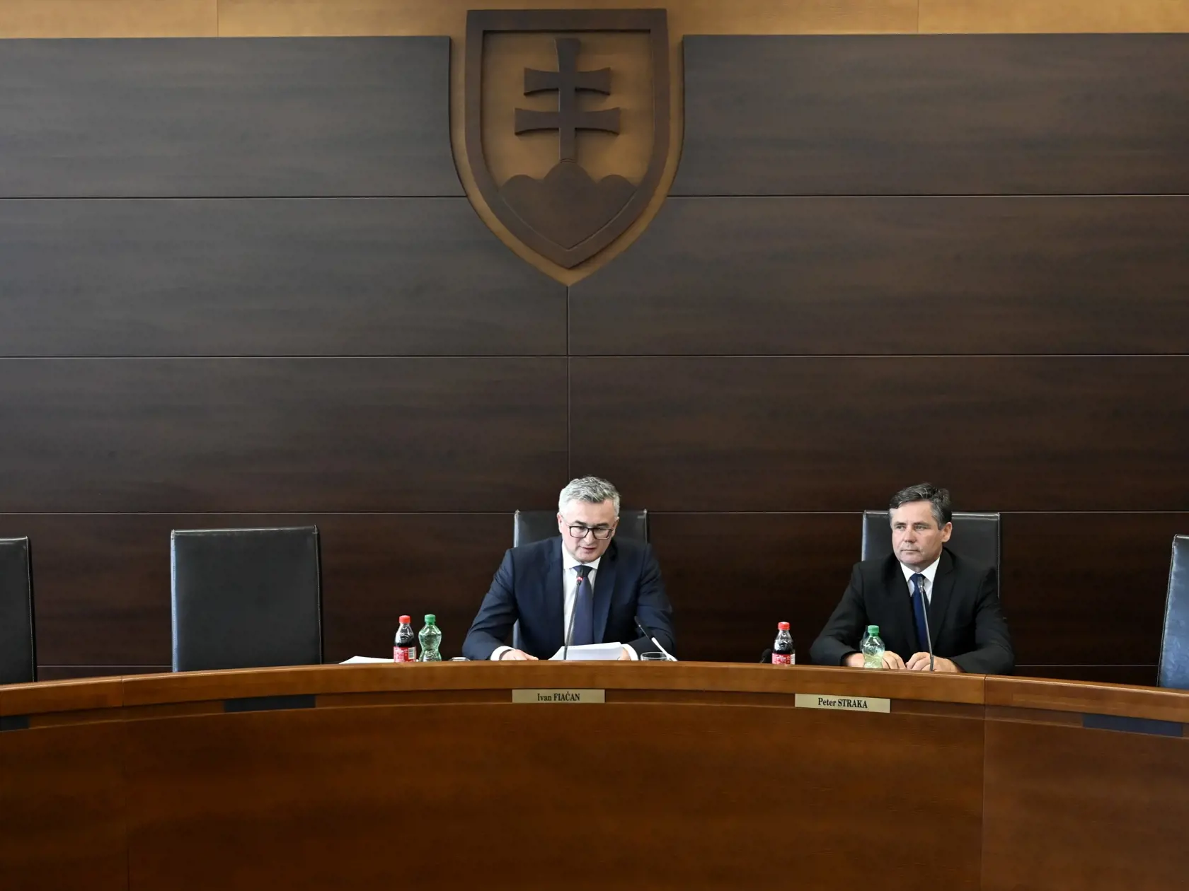Na snímke zľava predseda Ústavného súdu SR Ivan Fiačan a sudca spravodajca Ústavného súdu SR Peter Straka počas tlačového brífingu k rozhodnutiu pléna Ústavného súdu Slovenskej republiky, ktoré sa týka novely Trestného zákona. V Košiciach 3.  júla 2024. FOTO TASR - Roman Hanc