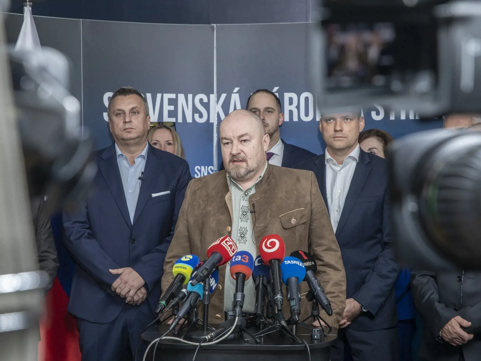 Na snímke je tlačová konferencia Slovenskej národnej strany počas ktorej informovala, že sťahuje nomináciu Rudolfa Huliaka na post ministra životného prostredia. Na fotke je  poslanec Národnej rady Slovenskej republiky na kandidátke strany SNS Rudolf Huliak.
