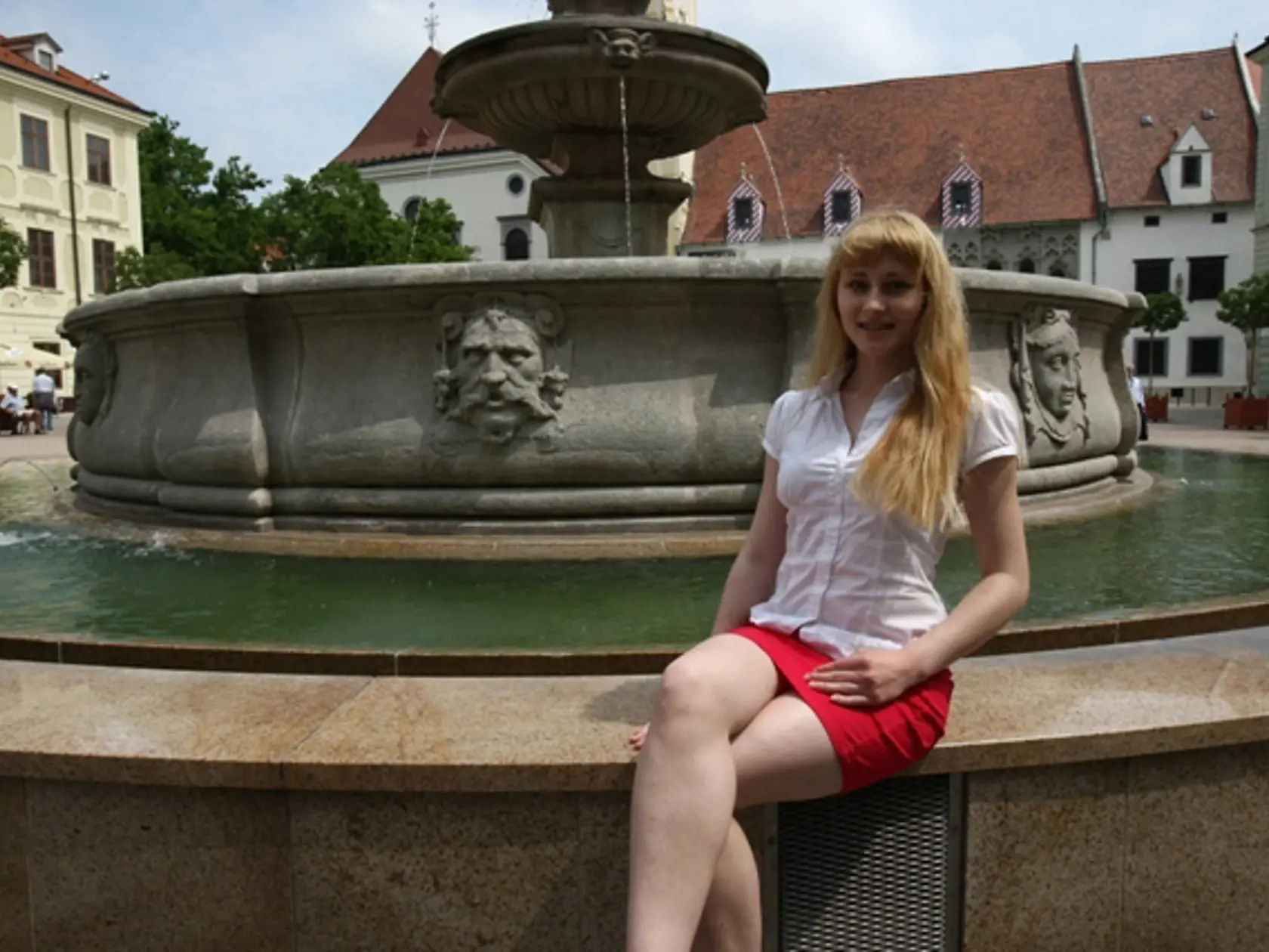 Hlavné námestie -
Silvia (19)
z Trnavy:
Dopriala si
oddych pri
Maximilánovej
fontáne.