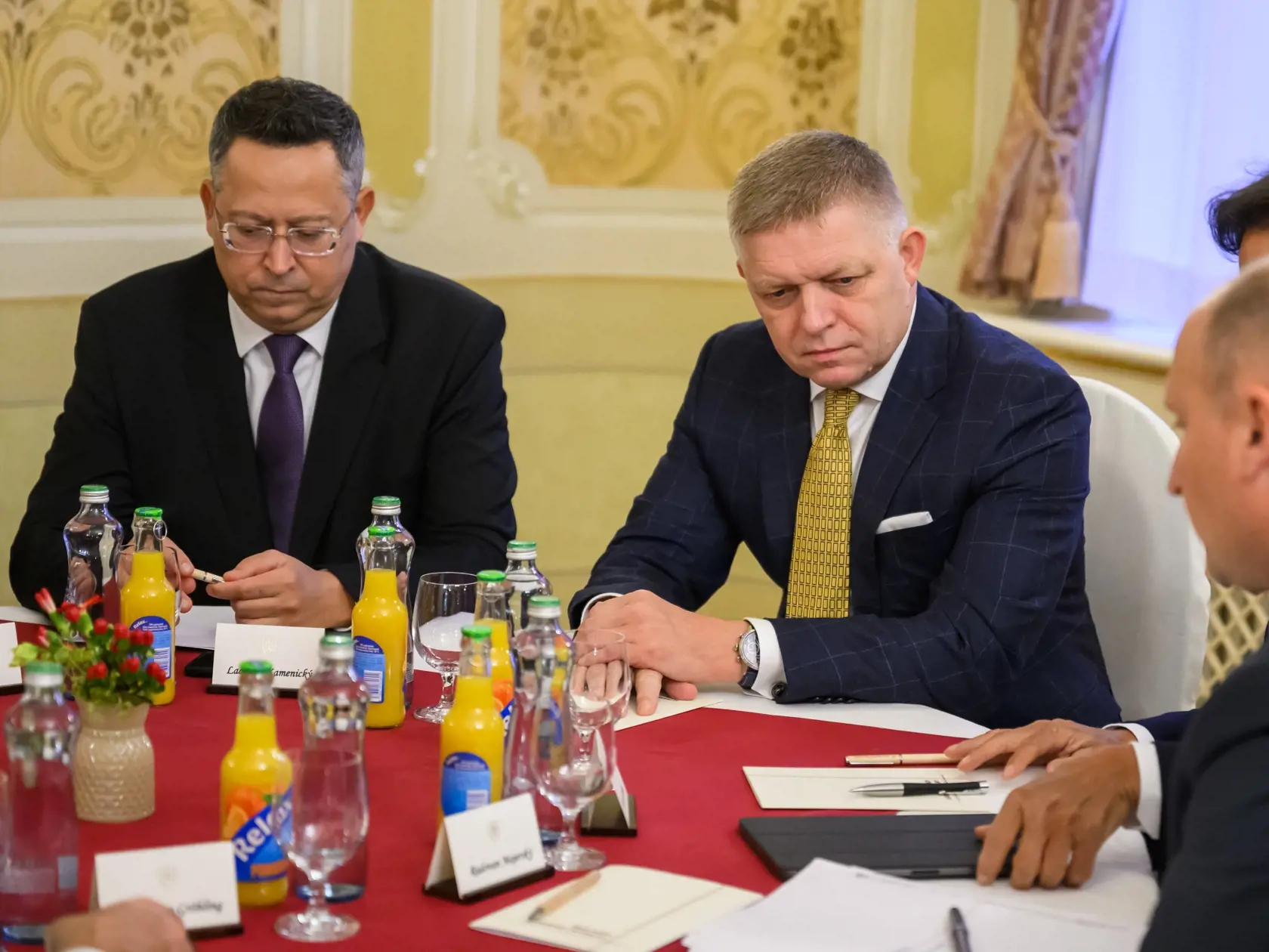 Na snímke zľava minister financií SR Ladislav Kamenický (Smer-SD) a predseda vlády SR Robert Fico (Smer-SD) počas rokovania premiéra Roberta Fica s predsedami opozície spoločne a predstaviteľov Ministerstva financií SR o konsolidácii na Úrade vlády SR v Bratislave v utorok 24. septembra 2024. Opozičné strany KDH a Progresívne Slovensko (PS) pozvanie predsedu vlády na rokovanie o konsolidačných opatreniach prijali, Sloboda a Solidarita (SaS) ho odmietla. FOTO TASR - Jaroslav Novák
