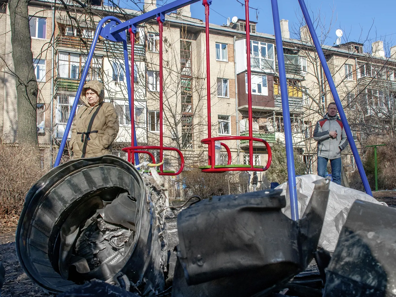 KK18 Charkov - Na snímke ľudia stoja vedľa úlomkov vojenskej techniky po zjavnom ostreľovaní ruskej armády v Charkove vo štvrtok 24. februára 2022. Ruské jednotky spustili očakávaný útok na Ukrajinu. Vo štvrtok pred úsvitom bolo počuť výbuchy v ukrajinských mestách - Kyjev, Charkov a Odesa. Svetoví lídri kritizovali začiatok ruskej invázie, ktorá by mohla spôsobiť obrovské straty na životoch a zvrhnúť demokraticky zvolenú ukrajinskú vládu. FOTO TASR/AP