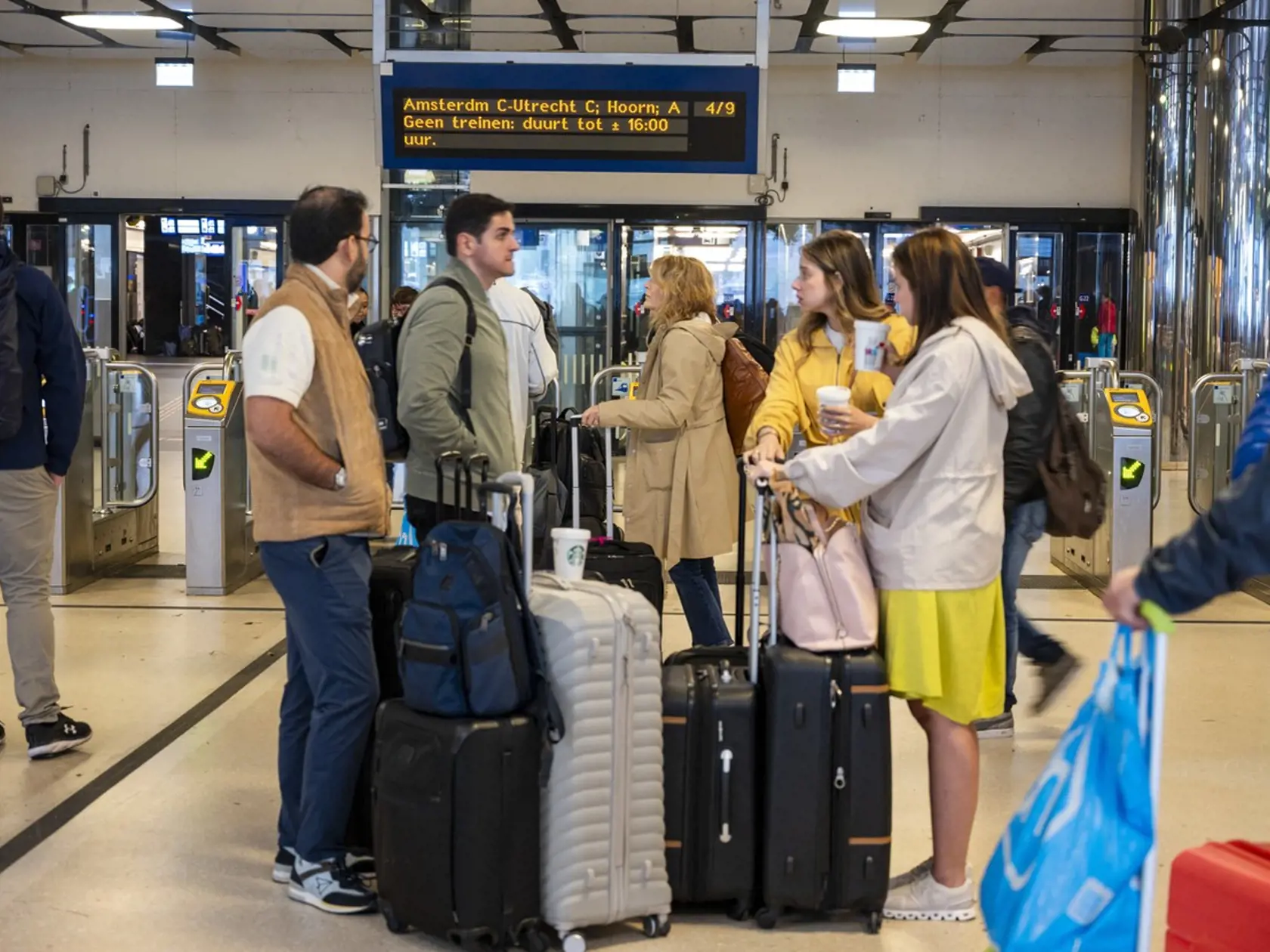 Pre silnú letnú búrku Poly v stredu amsterdamské medzinárodné letisko zrušilo alebo odložilo stovky letov.