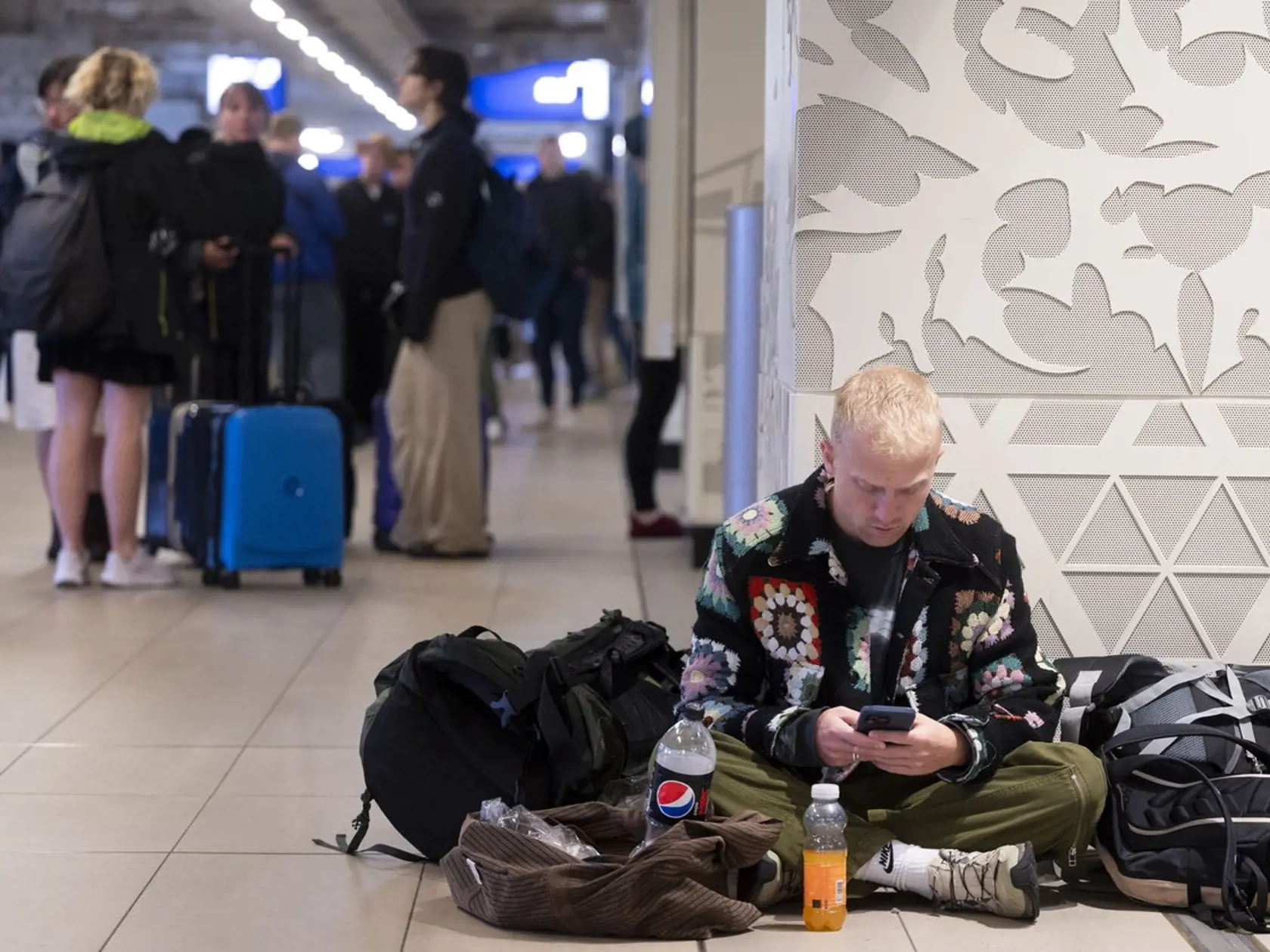 Pre silnú letnú búrku Poly v stredu amsterdamské medzinárodné letisko zrušilo alebo odložilo stovky letov.
