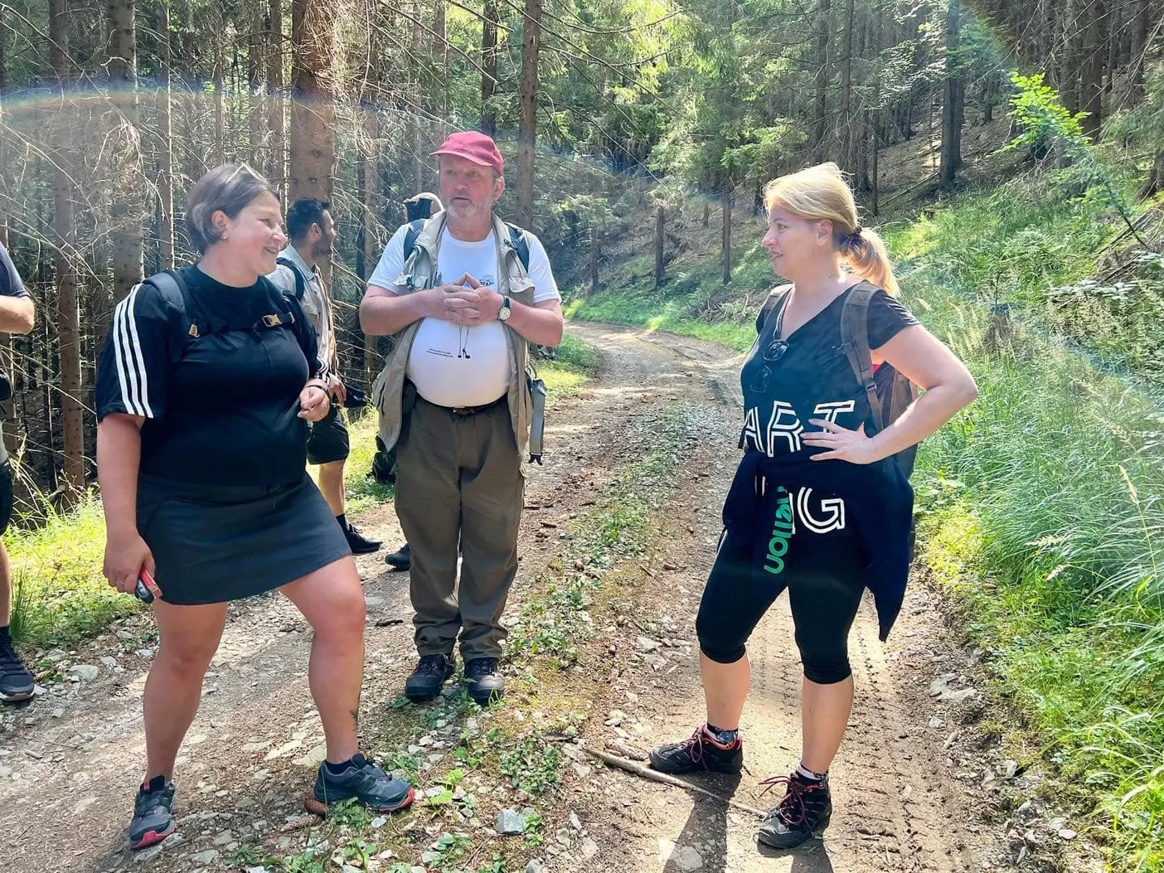 Zuzana Čaputová si túru užila, v športovom oblečení sa cíti zjavne ako ryba vo vode.