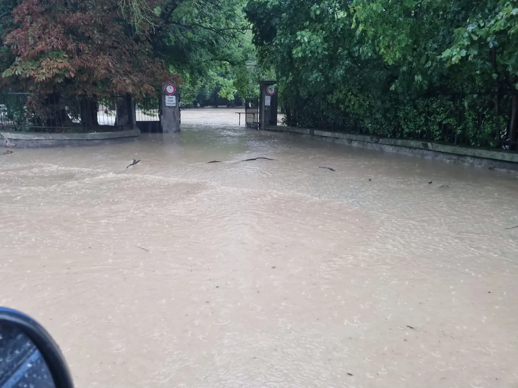 Stupavský potok sa vylial z brehov a zaplavuje mestské komunikácie.