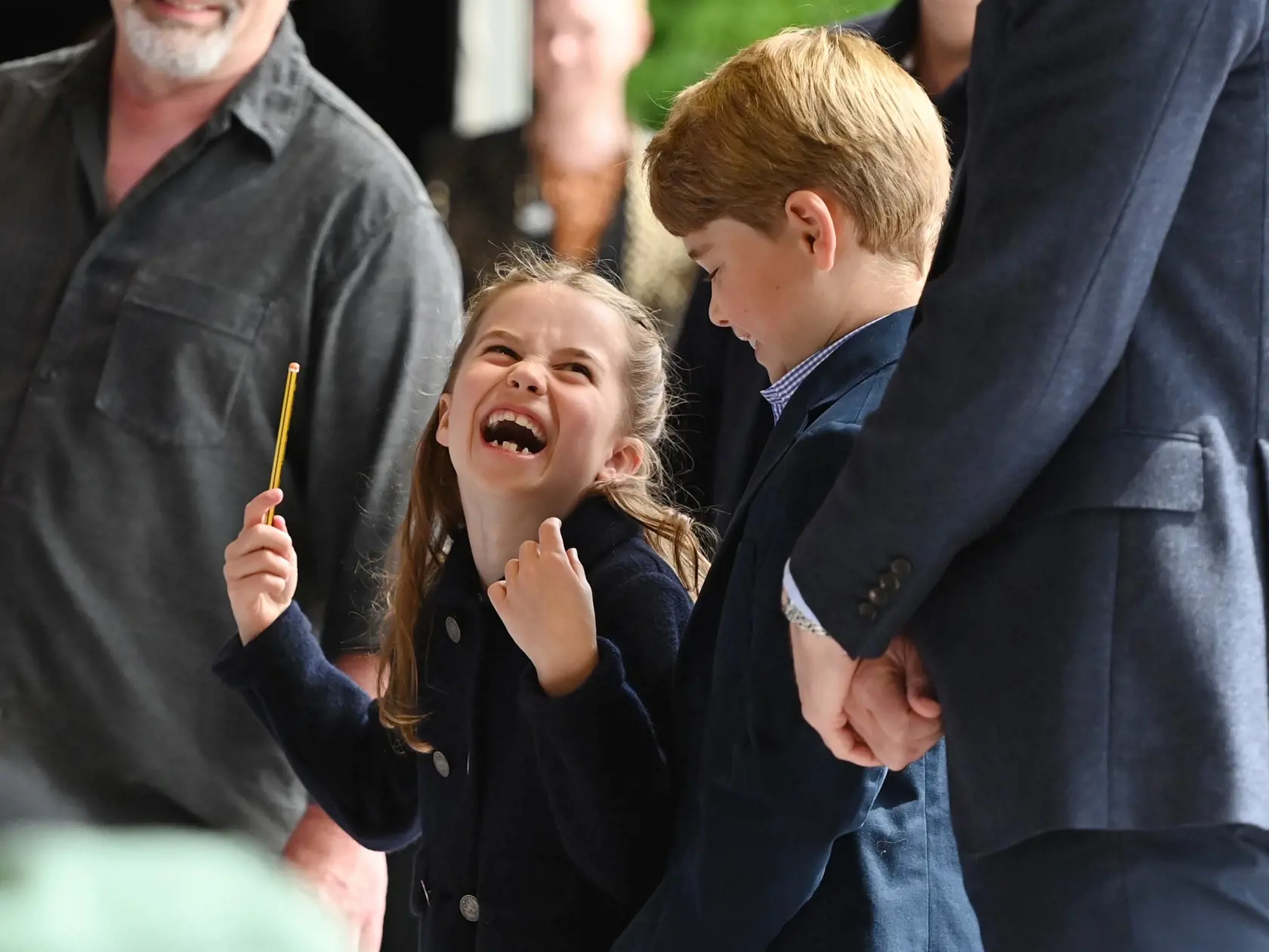 Princezná Charlotte a princ George počas svojho prvého oficiálneho podujatia mimo Londýna v Cardiffe.