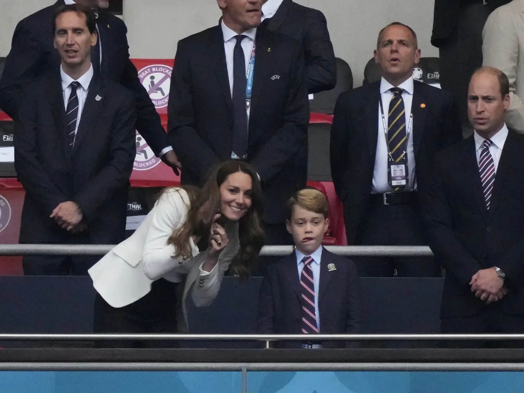 Vojvodkyňa Kate sledovala finále Eura s manželom Williamom a synom Georgom. Sedemročný princ sa po góle Anglicka odtrhol z reťaze, no po zápase mu nebolo do smiechu.