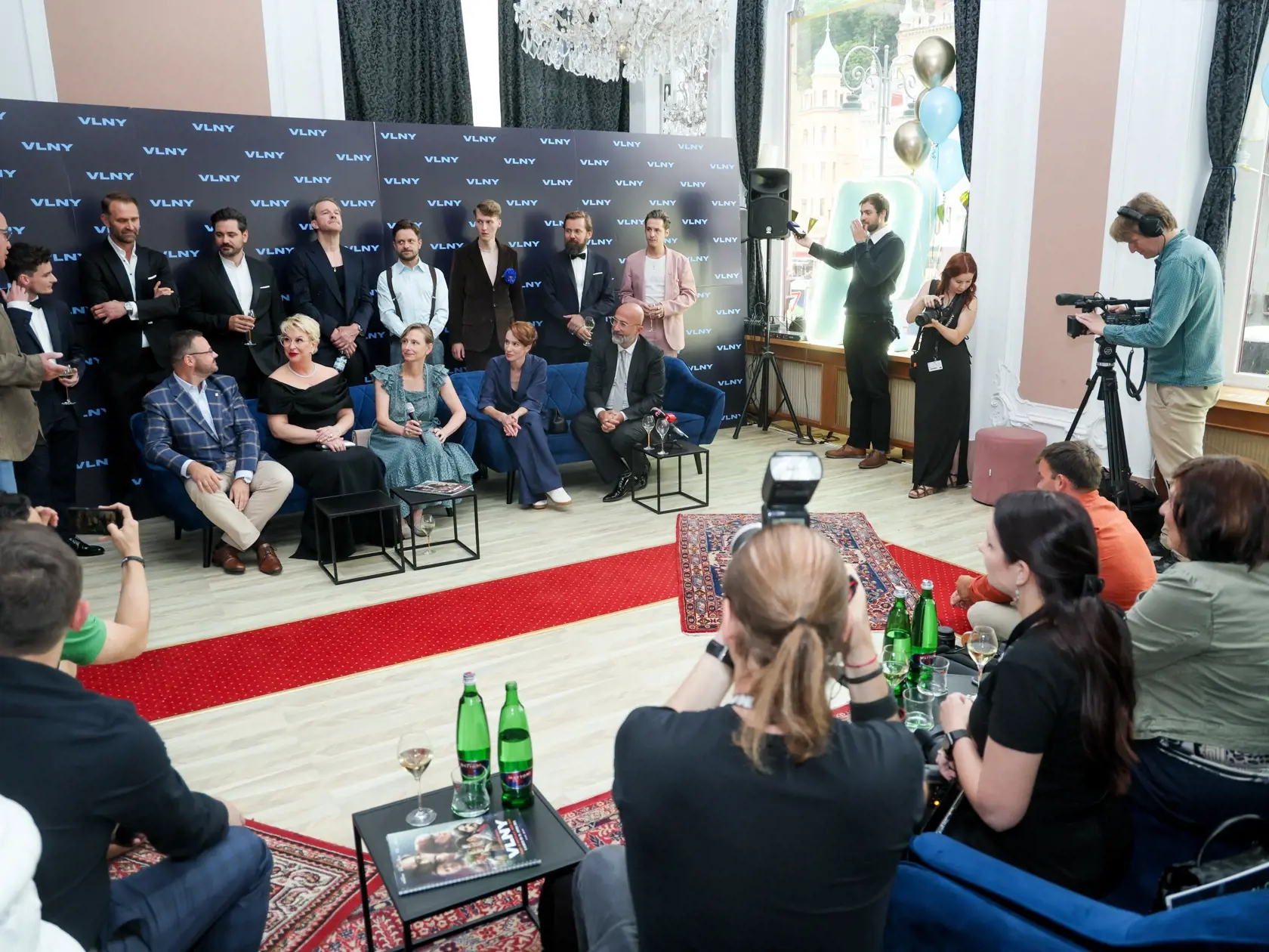 Film Vlna tvorcovia prvýkrát predstavili na festivale v Karlovych Varoch. V Hliavných úlohách hviezdila Táňa Pauhofová a Tomáš Maštalír. Režisérom je Jiří Mádl.