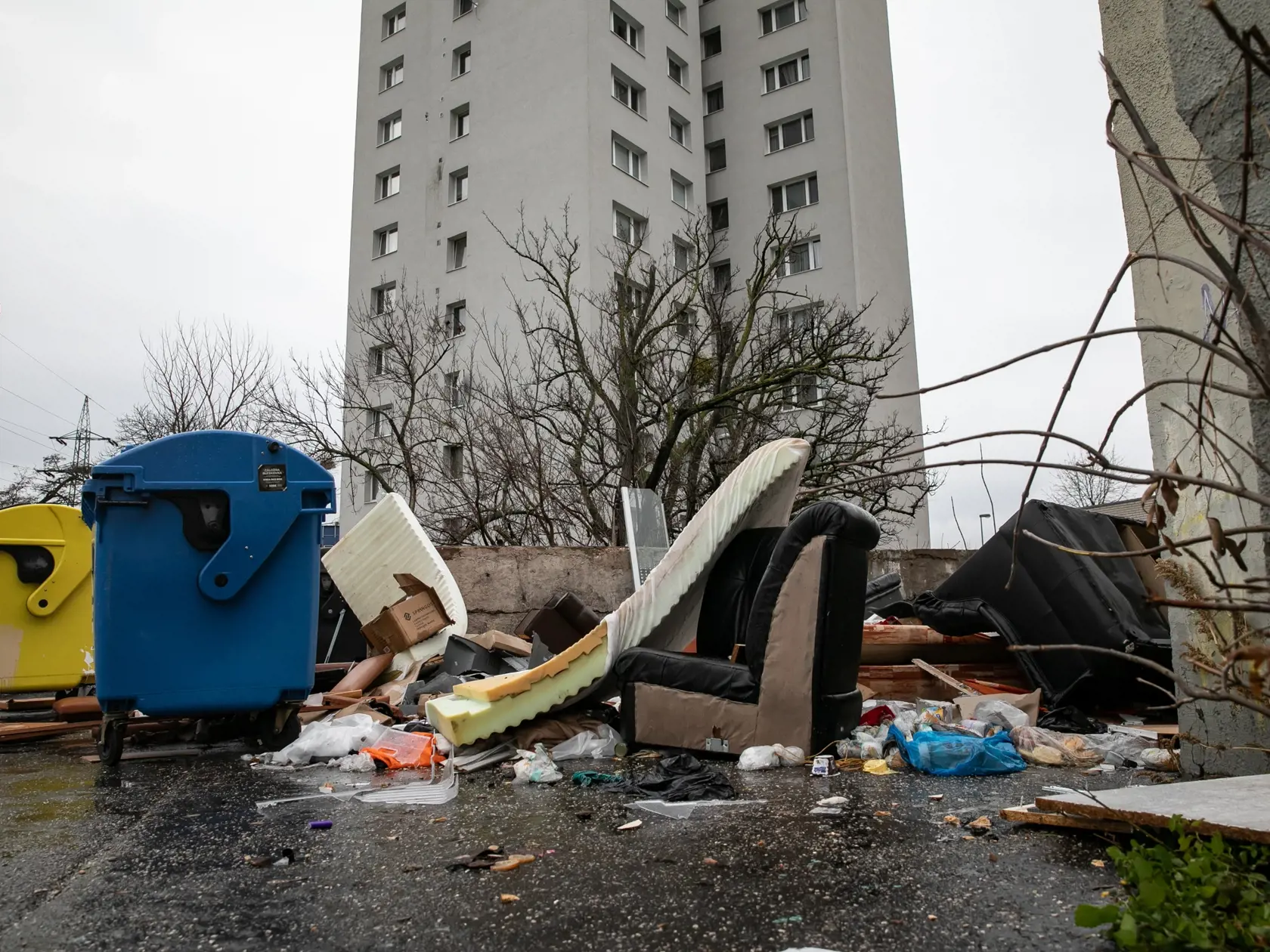 Táto časť Petržalky je jedno z najmenej atraktívnych miest na bývanie. Veľký počet neprispôsobivých občanov bude pravdepodobne ten dôvod. Smeti priamo na ulici, pochybné živly s kapucami na hlavách a výkriky aj za bieleho dňa! Na toto miesto sa boja zavítať aj domáci.