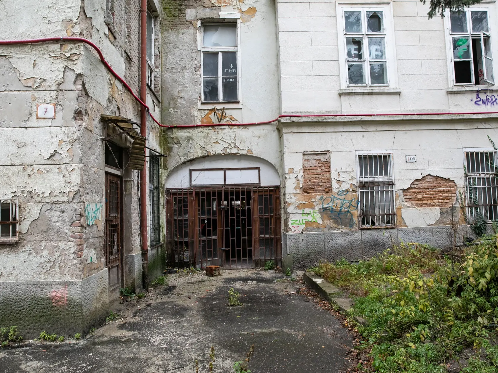 Mnohí starší Bratislavčania sa narodili práve tu! Nachádza sa v tesnej blízkosti hradu a ide o bielu ošarpanú budovu v centre mesta. Už roky je opustená. V minulosti ju využívali ako detské ihrisko deti z miestnej základnej školy či satanisti na rôzne rituály. Dnes je atraktívna skôr pre fanúšikov urban exploration, čiže návštev opustených priestorov a budov.