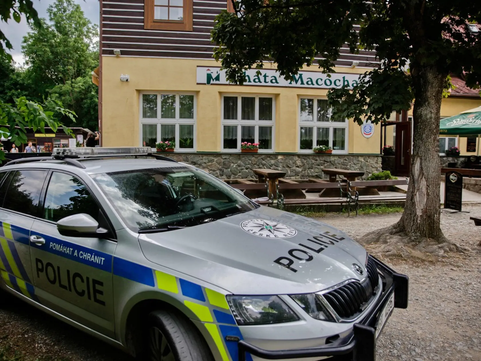 Na snímke polícia na vyhliadke Macocha v Moravskom krase, kde matka s dvoma deťmi spáchala samovraždu skorom do rokliny.