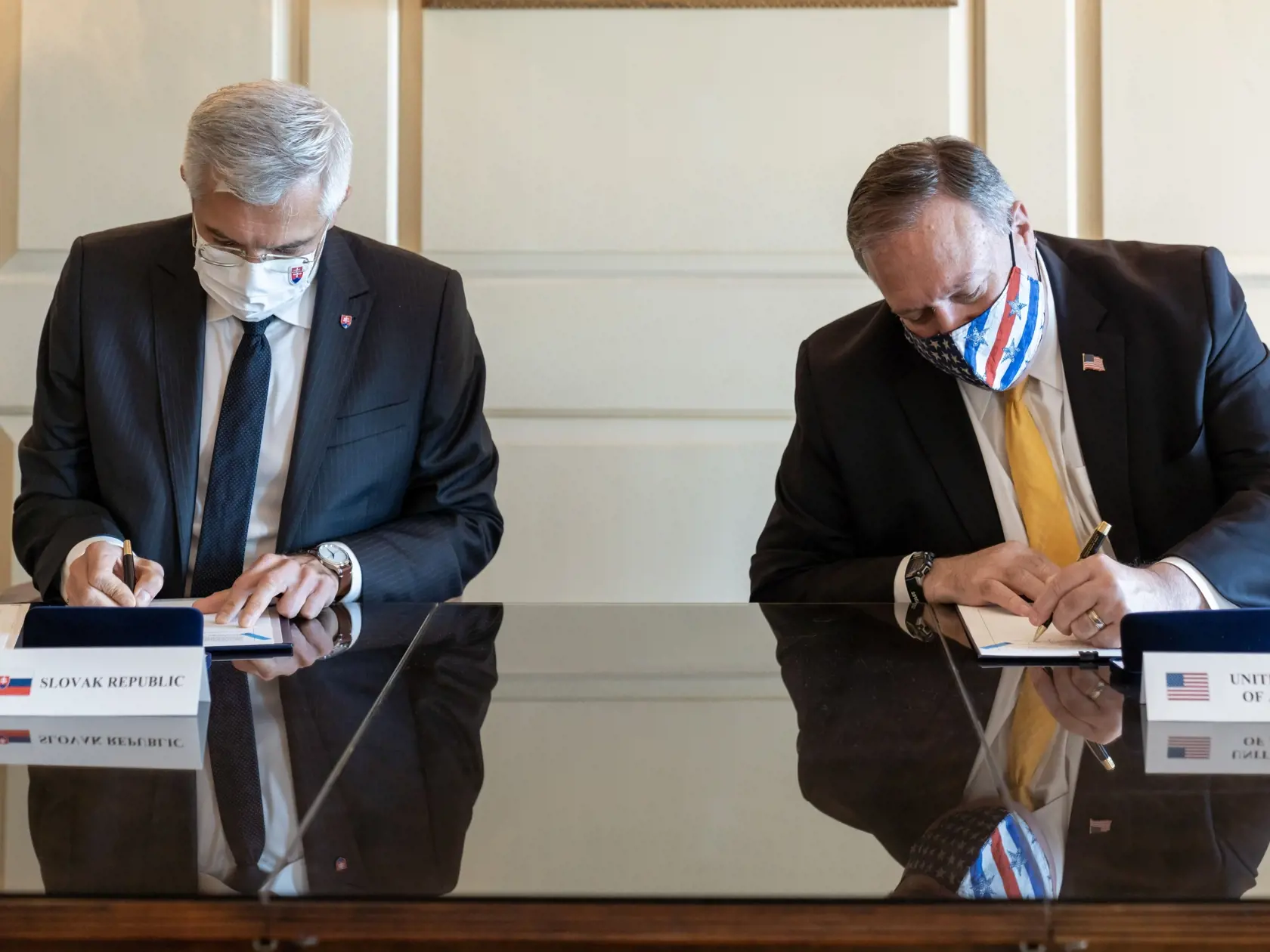 Americký minister zahraničných vecí Mike Pompeo (vpravo) a minister zahraničných vecí a európskych záležitostí SR Ivan Korčok (vľavo) podpísali Spoločné vyhlásenie SR a USA k bezpečnosti sietí piatej generácie (5G), 22. októbra 2020 vo Washingtone.