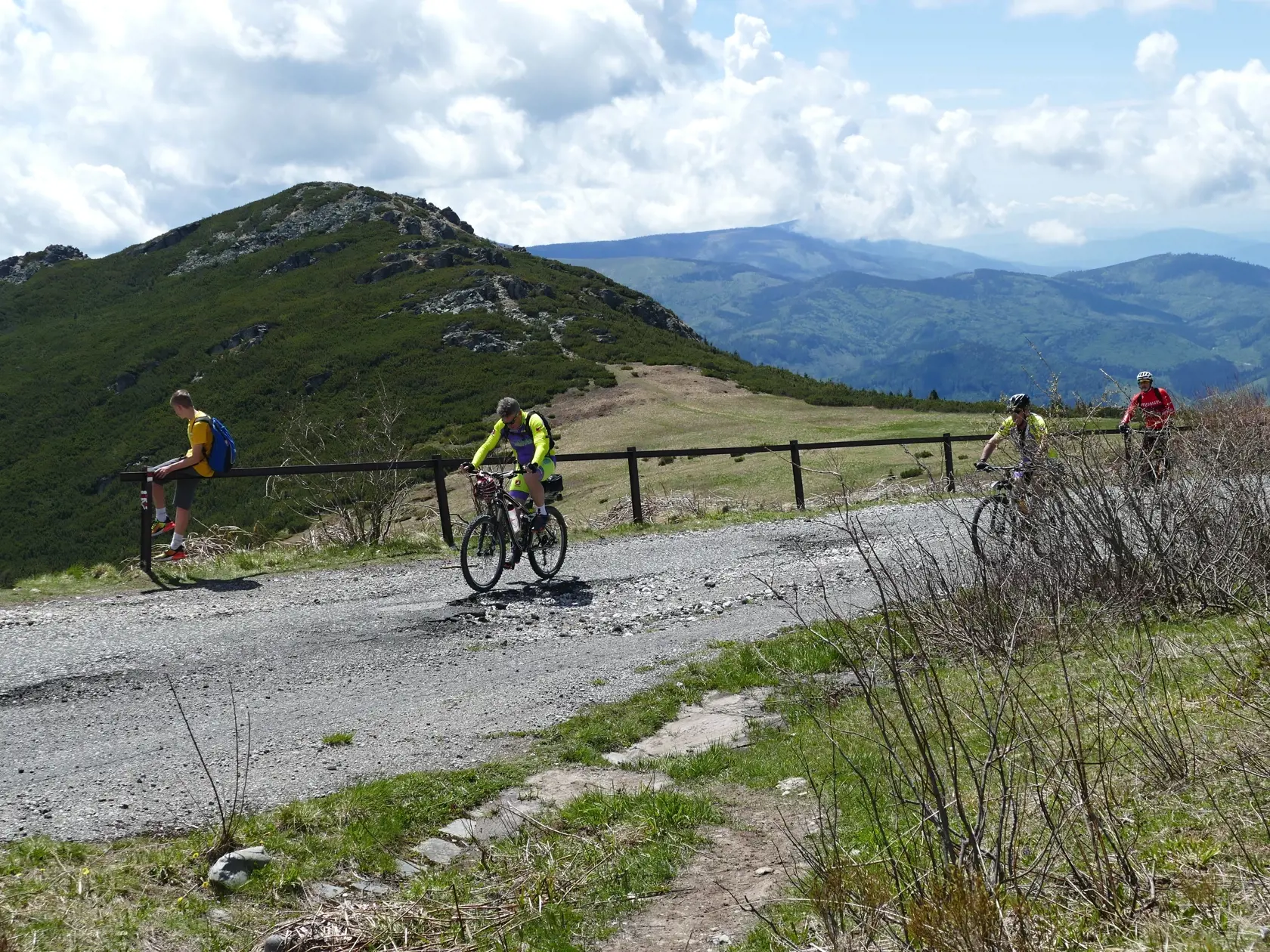 Na snímke turisti a cyklisti počas výstupu na Kráľovu hoľu v sobotu 6. júna 2020. V pozadí vľavo Kráľova skala.