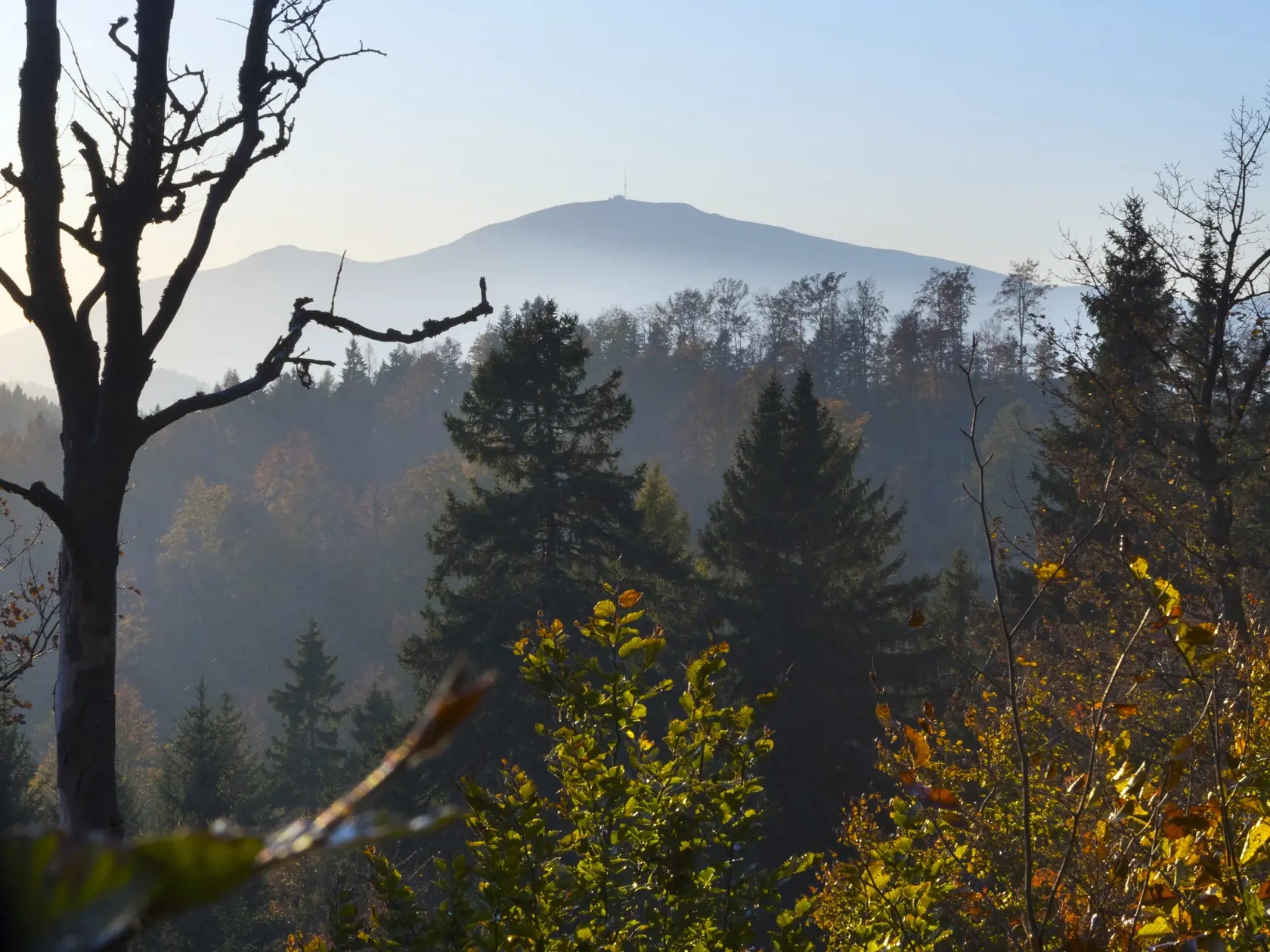 Na snímke Kráľova hoľa z vyhliadkového vrchu Havrania skala v Národnom parku Slovenský raj. Stratená 23. októbra 2019.