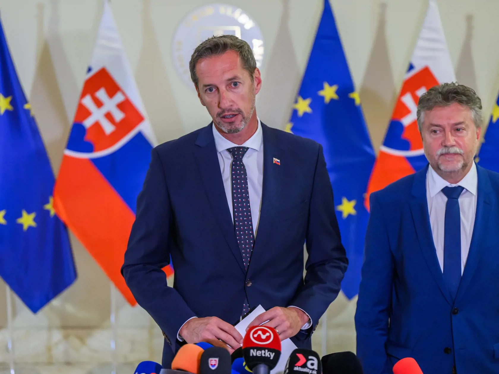 Na snímke zľava predseda opozičného Kresťanskodemokratického hnutia (KDH) Milan Majerský, člen predsedníctva KDH a ekonomický expert Jozef Hajko na tlačovej konferencii po rokovaní premiéra Roberta Fica (Smer-SD) s predsedami opozičných strán a predstaviteľmi Ministerstva financií SR o konsolidácii na Úrade vlády SR v Bratislave v utorok 24. septembra 2024. Opozičné strany KDH a Progresívne Slovensko (PS) pozvanie predsedu vlády na rokovanie o konsolidačných opatreniach prijali, Sloboda a Solida