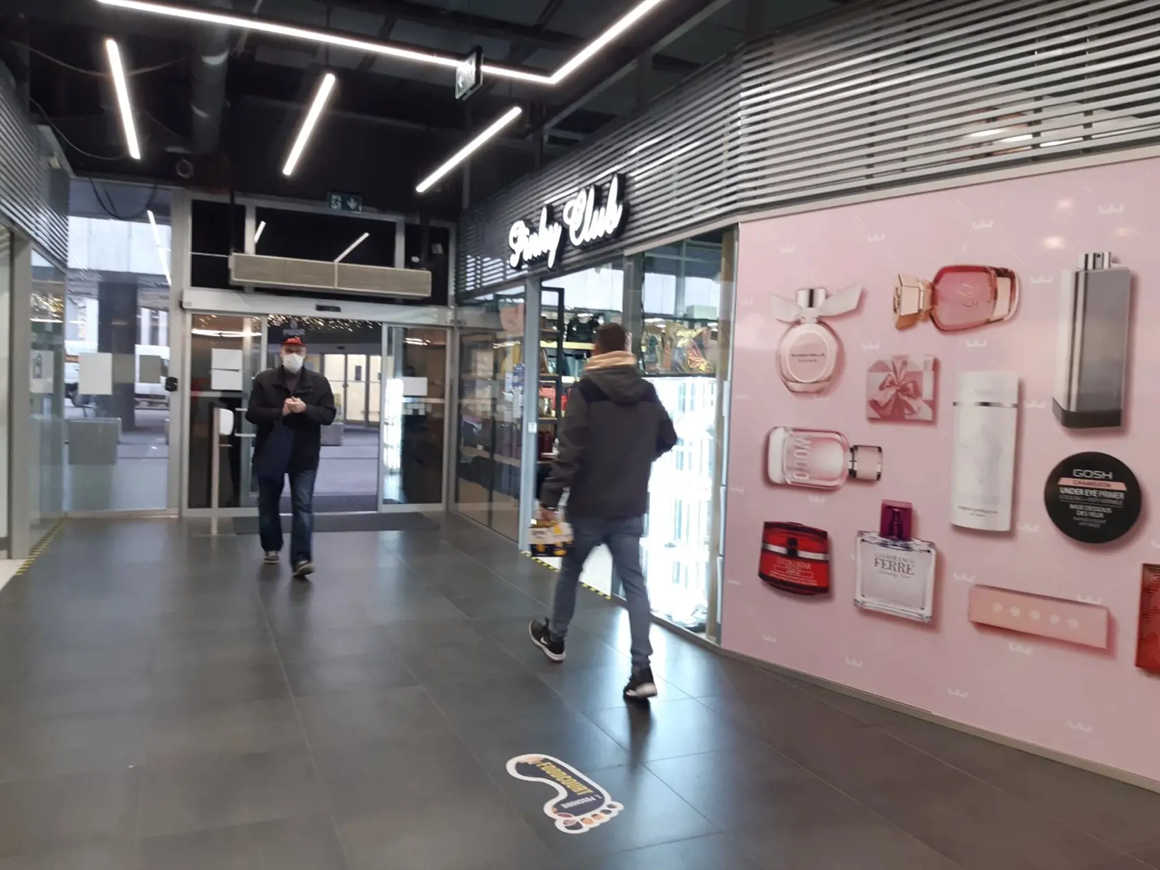 Obchody sú zatvorené už dlhé mesiace. Dnes v kamenných predajniach nekúpite okrem potravín, drogérie či liekov nič. Zväz obchodu preto vyzýva ,aby sa otvorili všetky predajne, a to potravinárske, ako aj nepotravinárske, za prísnych hygienických podmienok.