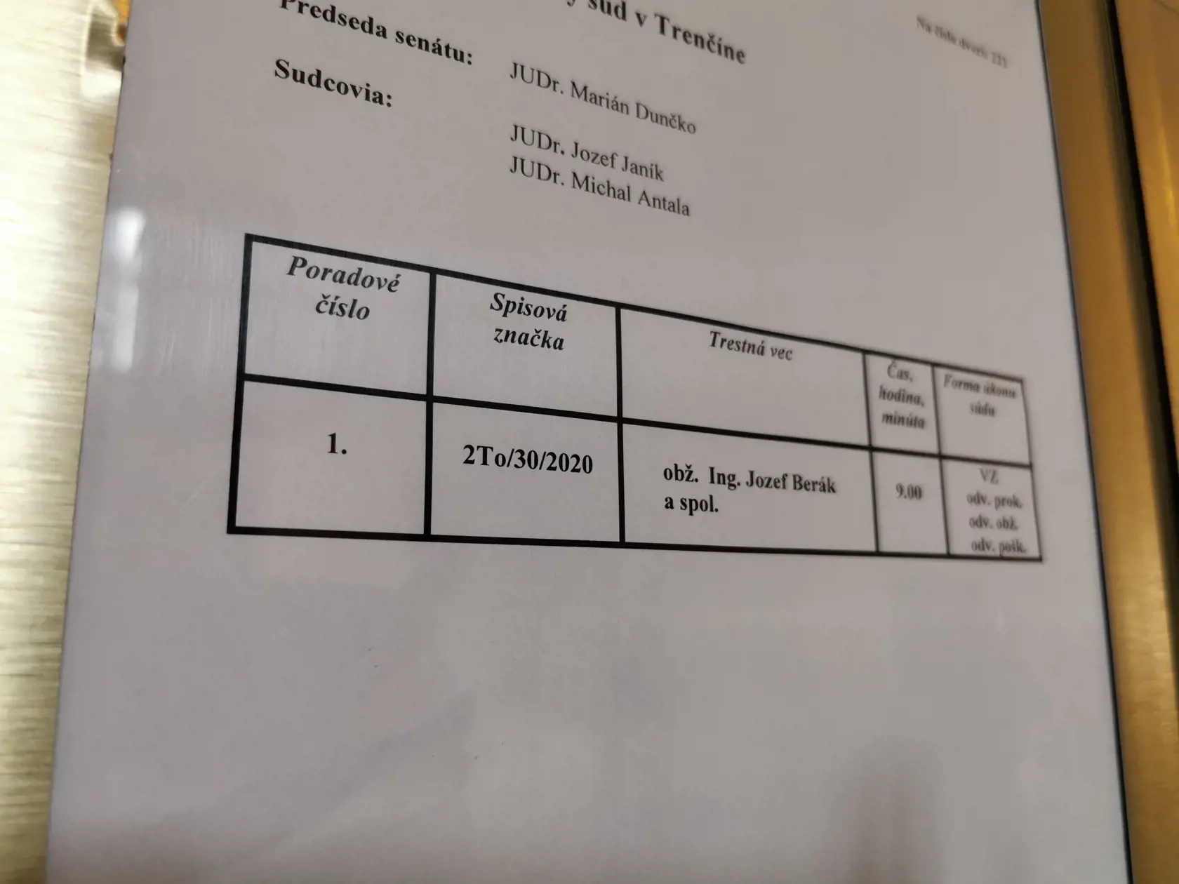 Napriek tomu, že na súd sa dostavili obaja obžalovaní, prokurátor, traja poškodení aj štyri obhajcovia, pojednávanie sa nezačalo. Neprišiel totiž jeden sudca, člen senátu.