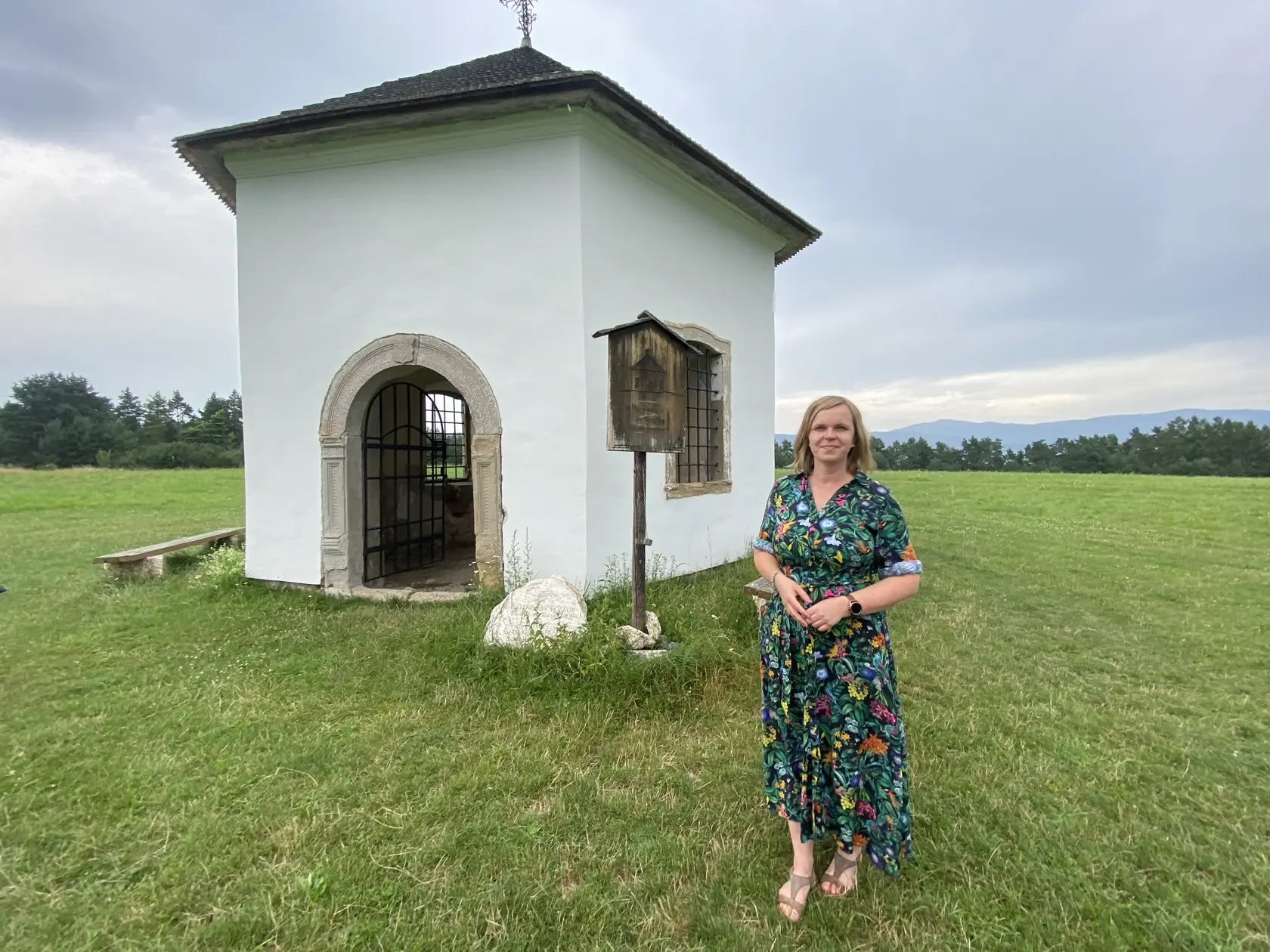 Historička Monika Bizoňová pred kaplnkou sv. Rozálie, ktorá je považovaná za ochrankyňu proti nákazlivým chorobám.
