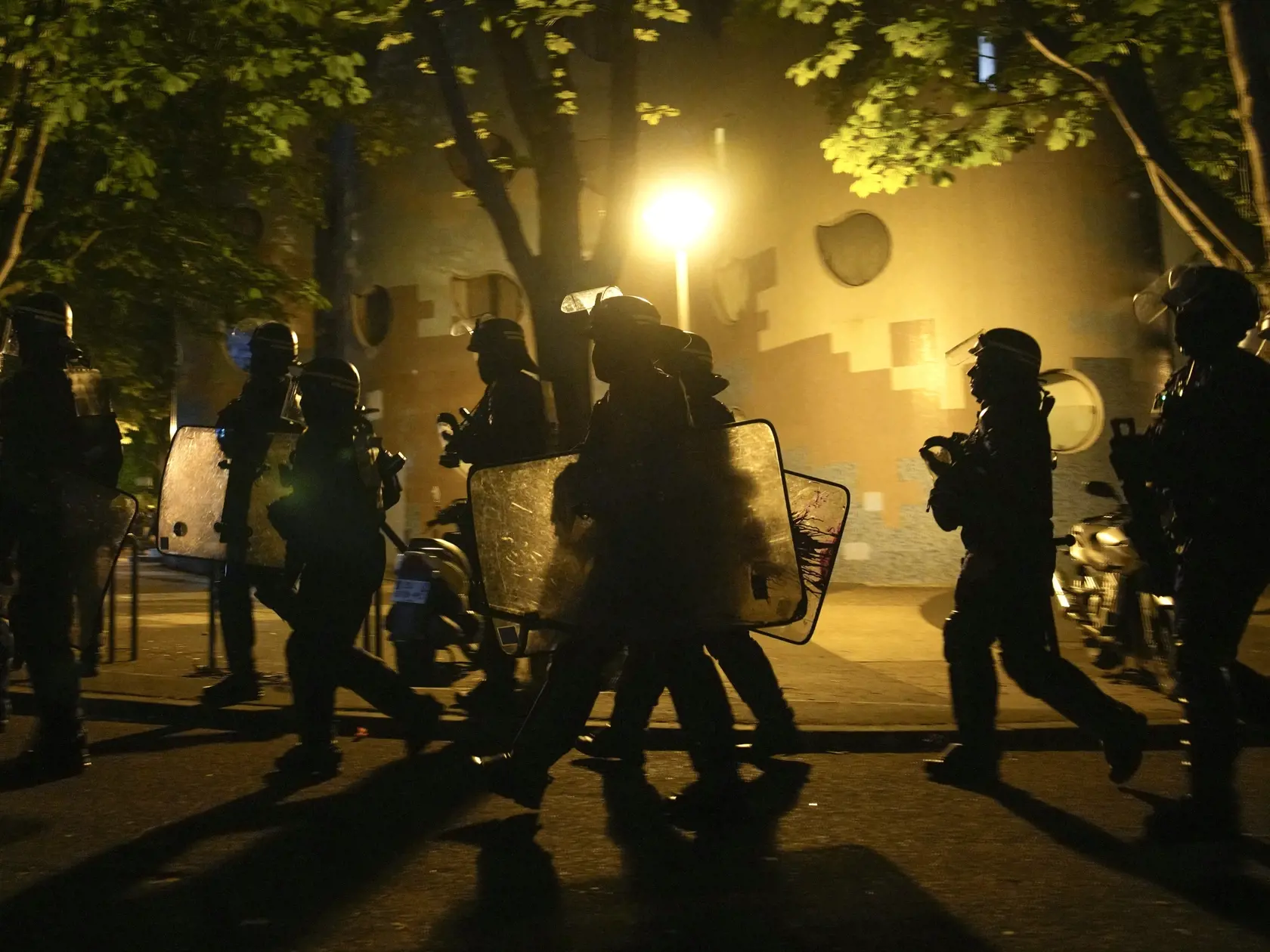 Policajti kráčajú počas protestu v meste Nanterre na predmestí Paríža v sobotu 1. júla 2023. Francúzska polícia zatkla 994 ľudí počas štvrtej noci výtržností, ktoré vyvolalo zabitie 17-ročného tínedžera alžírskeho pôvodu políciou, informovalo v sobotu ministerstvo vnútra.