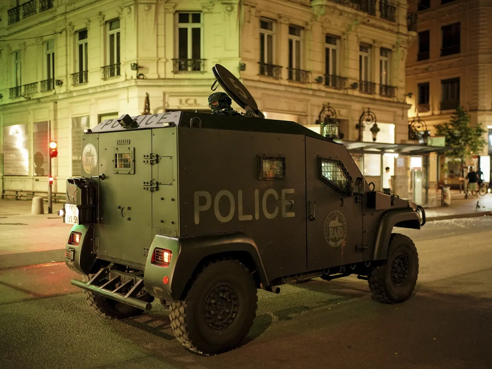 Príslušníci francúzsklej poriadkovej polície hliadkujú počas potýčok v Lyone v strednom Francúzsku v piatok 30. júna 2023. Polícia zatkla vo Francúzsku vyše 1300 ľudí počas štvrtej noci nepokojov vyvolaných protestami proti policajnej brutalite, oznámili v sobotu francúzske úrady. Vlnu násilných protestov vyvolala vo Francúzsku smrť 17-tínedžera alžírskeho pôvodu počas dopravnej kontroly na predmestí Paríža.