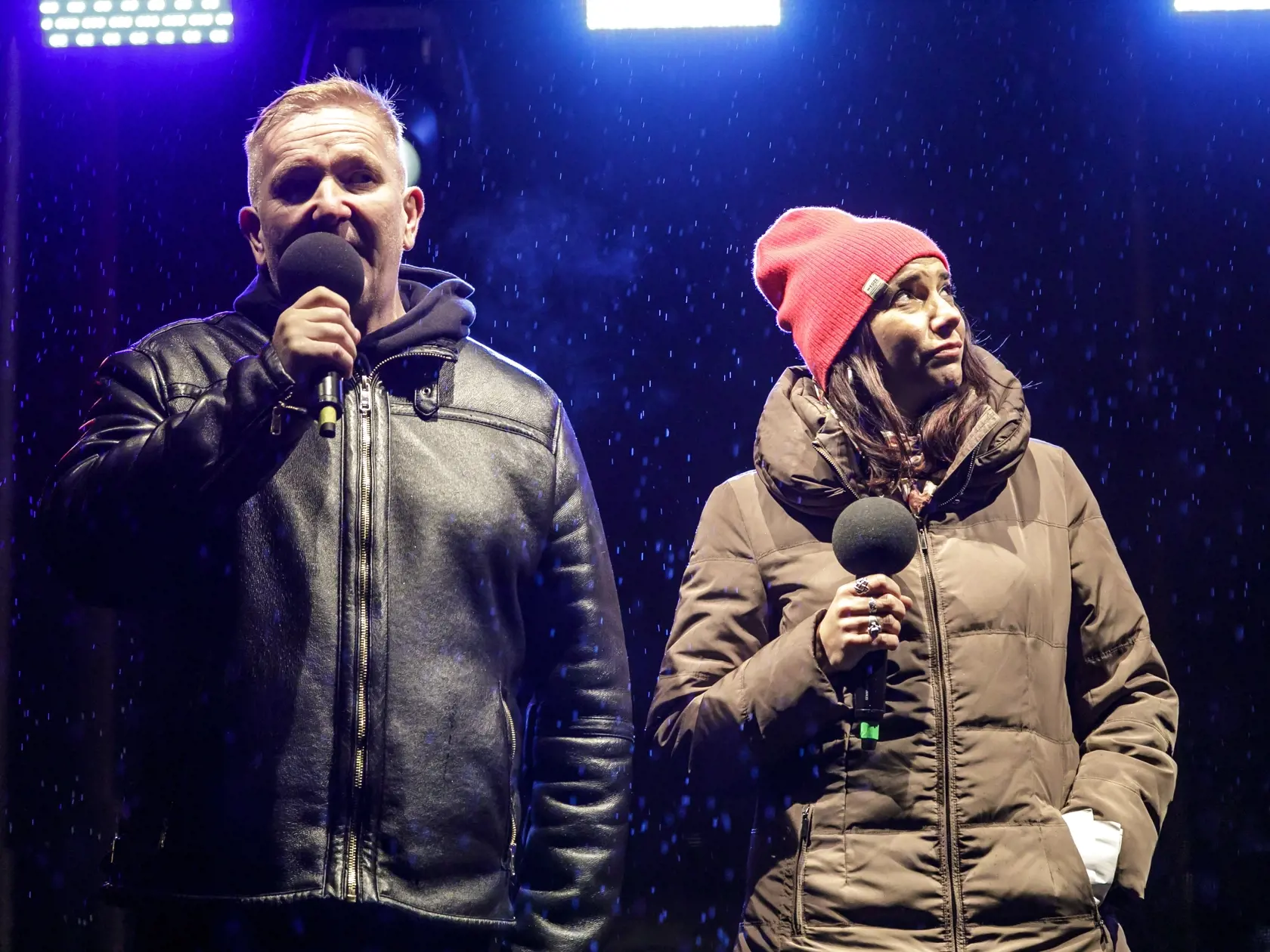 Zľava režisér, aktivista Nikita Slovák a herečka, speváčka a aktivistka Dorota Nvotová počas protestu za zmenu paragrafu 363 na Námestí SNP v Bratislave v piatok 9. decembra 2022. Protest zorganizovala iniciatíva Dokončime to. Podporila ho aj Nadácia Zastavme korupciu a Via Iuris. 