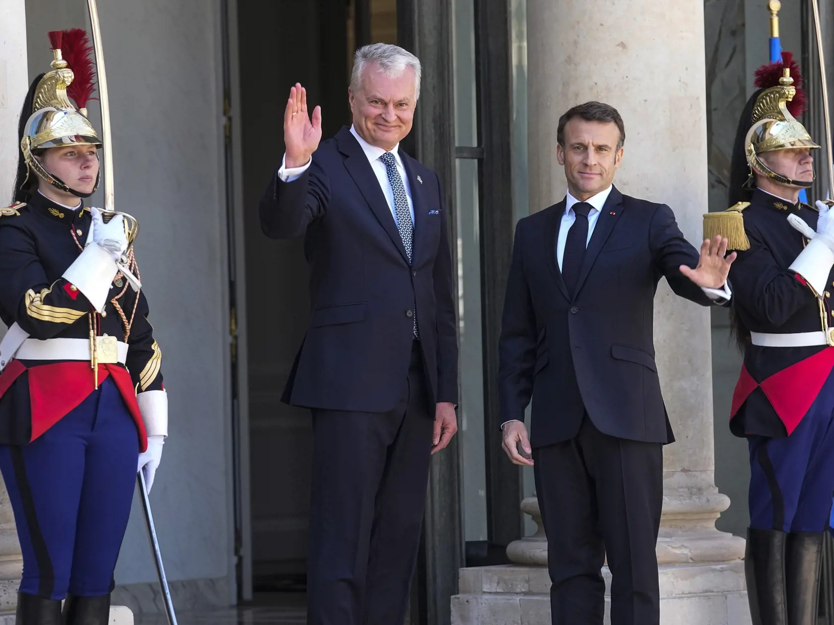 Litovský prezident Gitanas Nauséda (vľavo) máva s francúzskym prezidentom Emmanuelom Macronom pred ich pracovným obedom v Elyzejskom paláci v Paríži 24. mája 2023. FOTO TASR/AP