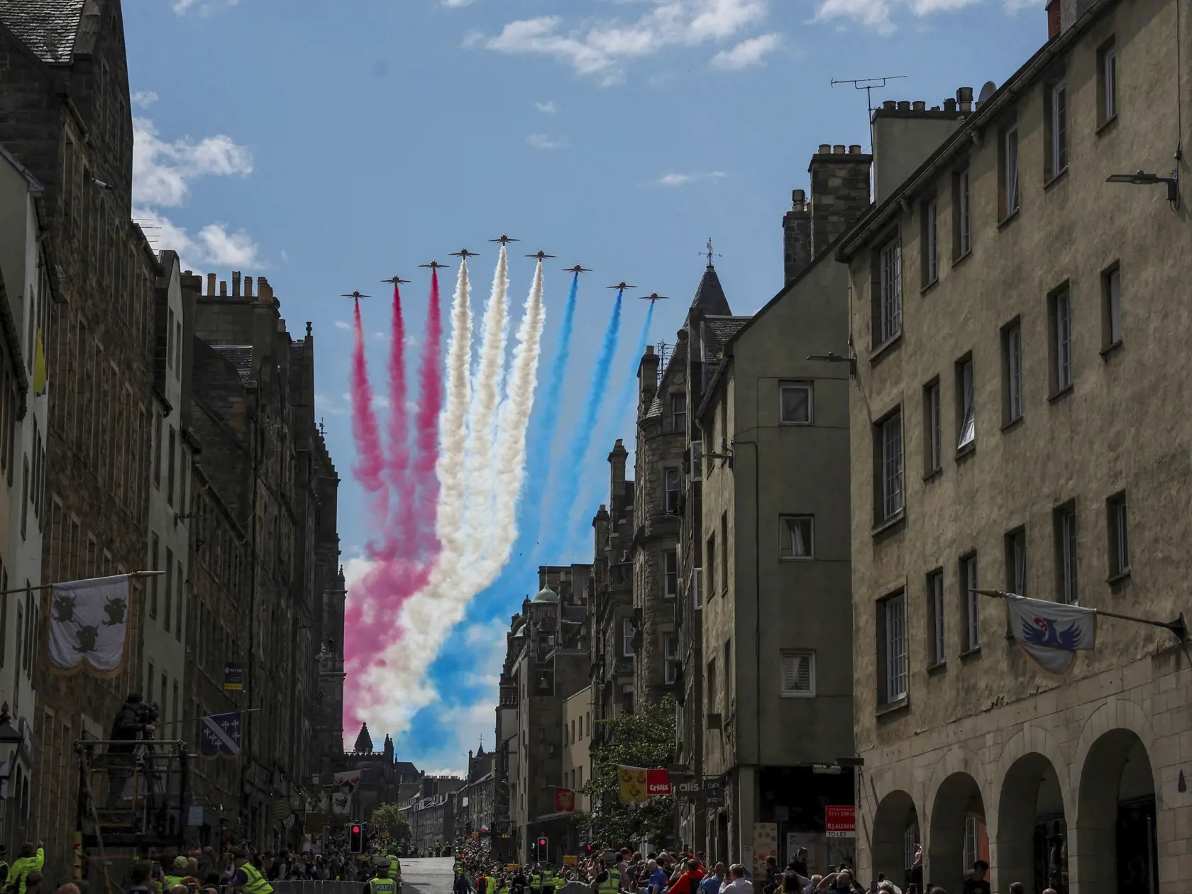 Prelet britskej kráľovskej leteckej akrobatickej skupiny Red Arrows (RAF) ako súčasť ďakovnej bohoslužby a odovzdania škótskych korunovačných klenotov britskému kráľovi Karolovi III. a kráľovnej Kamile v škótskom Edinburghu 5. júla 2023. FOTO TASR/AP