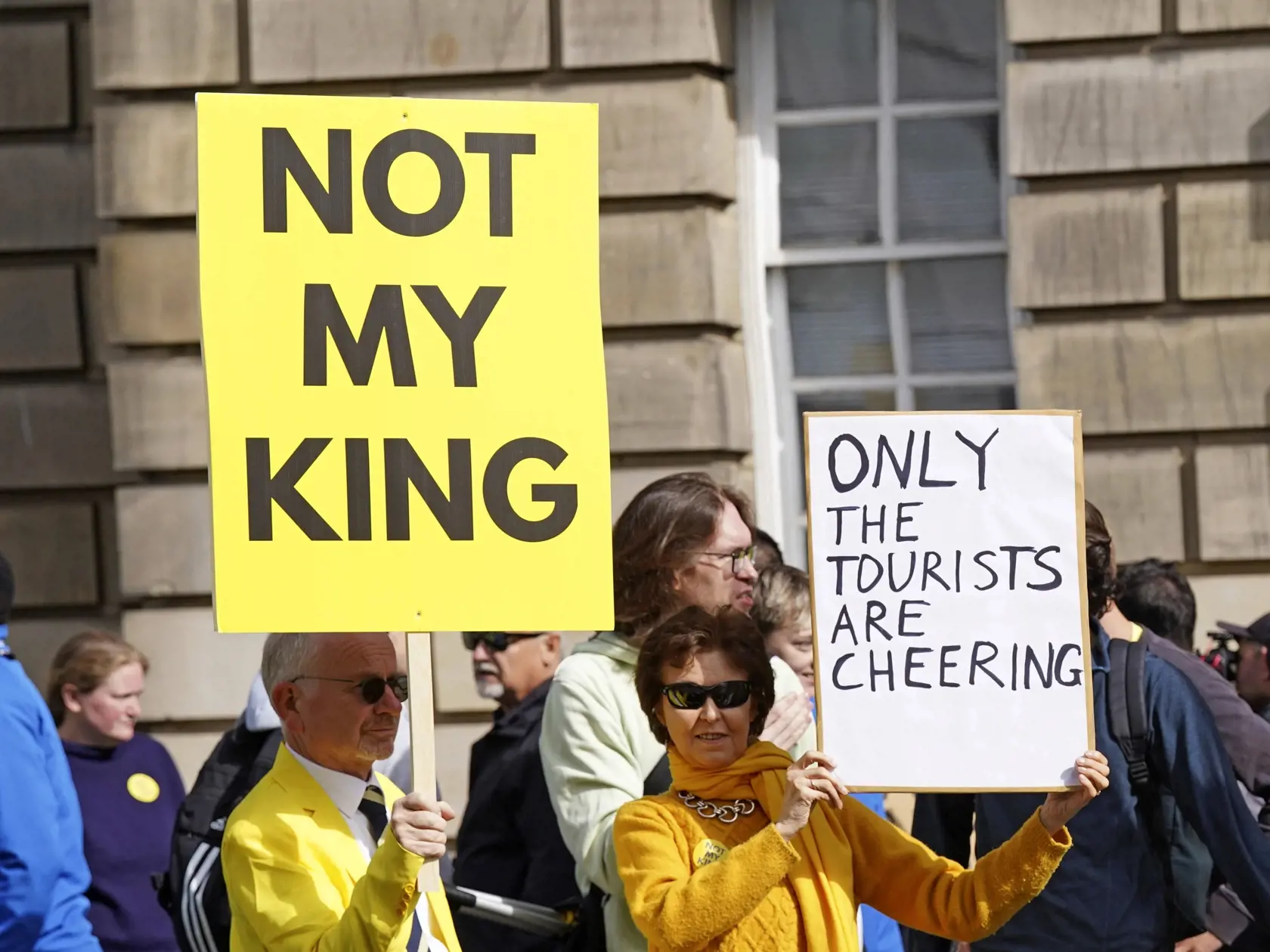 Na snímke ľudia protestujú pred ďakovnou bohoslužbou a odovzdaním škótskych korunovačných klentovov britskému kráľovi Karolovi III. a kráľovnej Kamile v škótskom Edinburghu 5. júla 2023. FOTO TASR/AP