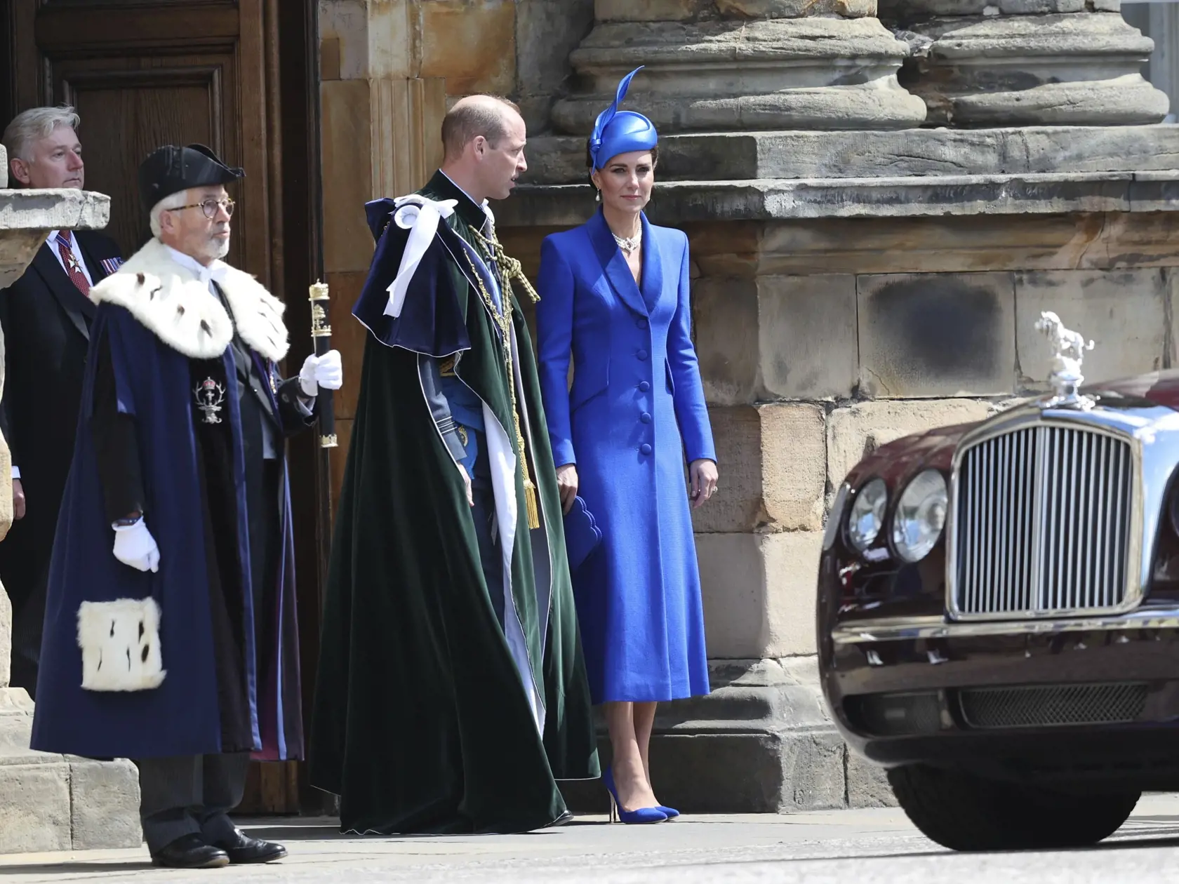 Na snímke britský princ William a jeho manželka Kate odchádzajú na ďakovnú bohoslužbu a odovzdanie škótskych korunovačných klenotov britskému kráľovi Karolovi III. a kráľovnej Kamile v škótskom Edinburghu 5. júla 2023. FOTO TASR/AP