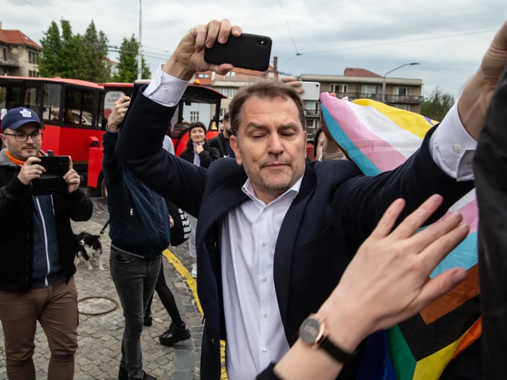 Matovič medzi demonštrantmi.