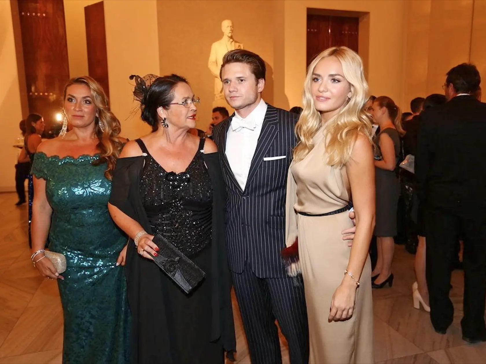 Po prevalení škandálu sa na Ondřejovu stranu postavila aj jeho sestra Rola a, samozrejme, mama Hana Gregorová.