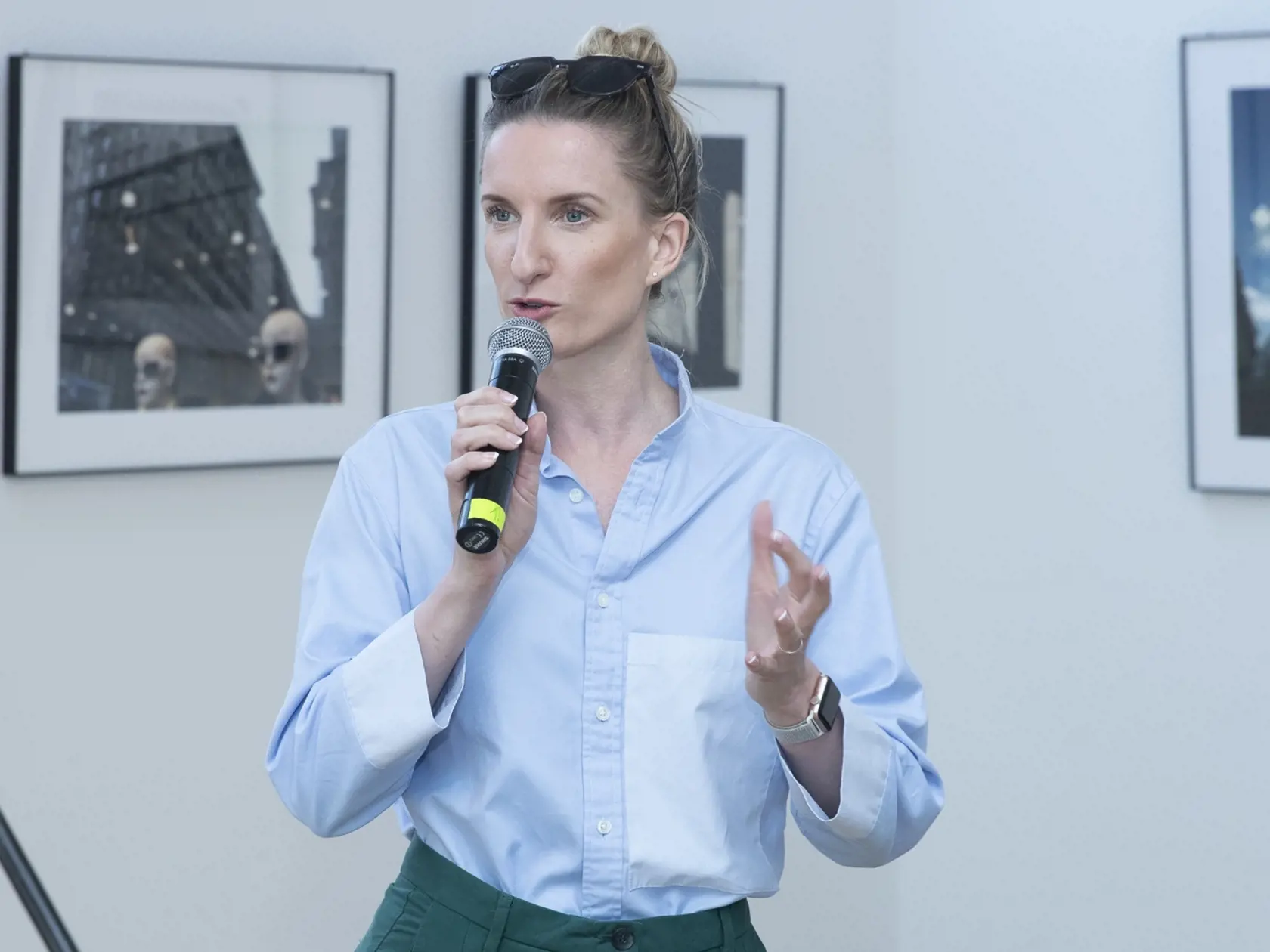 Okamihy - vernisáž výstavy fotografií speváka Richarda Müllera v priestoroch Umeleckej besedy v Bratislave. Na snímke je moderátorka Adela Vinczeová.