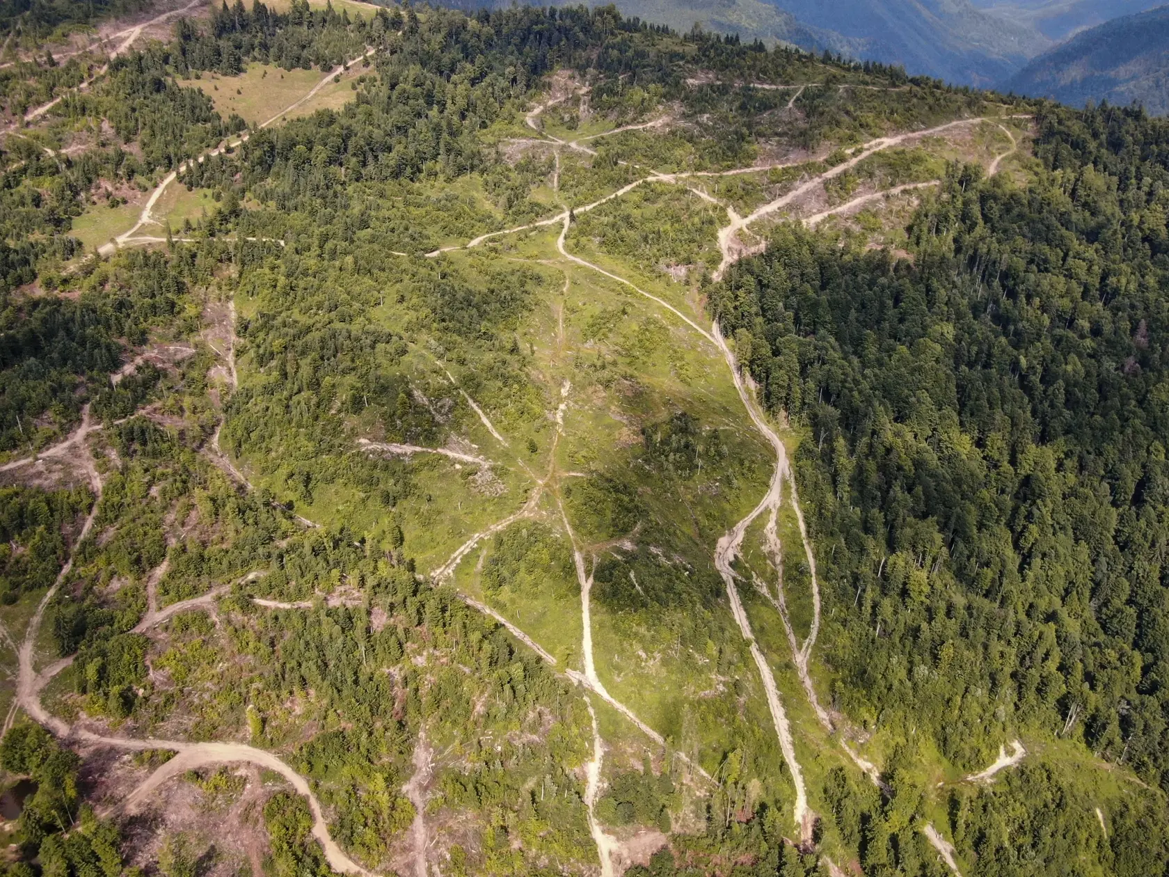 Na archívnej leteckej snímke z 22. augusta 2021 je vidieť odlesňovanie veľkej plochy lesa a narušenie biotopu v lokalitách Natura 2000 vo Viseu de Sus v Marmarošských vrchoch na severe Rumunska.