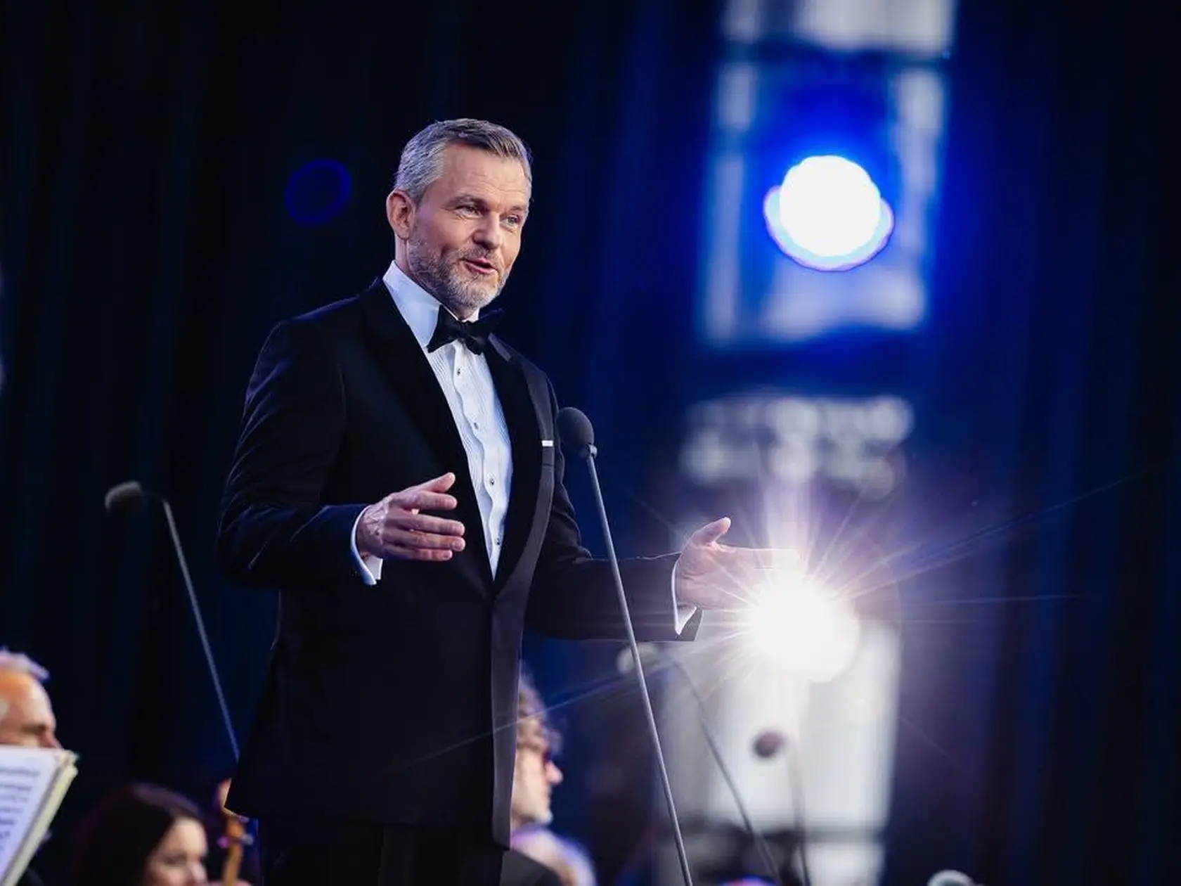 "Prezident SR Peter Pellegrini otvoril záhradu svojho sídla pre výnimočný galavečer Slovenskej filharmónie. Pod taktovkou Daniela Raiskina zazneli skvosty klasickej hudby v podaní filharmonického orchestra, zboru, tenoristu Pavla Bršlíka, Michala Červienku a mladej saxofonistky Soni Širokej," pochválil sa štátny tajomník ministerstva školstva Róbert Zsembera. 