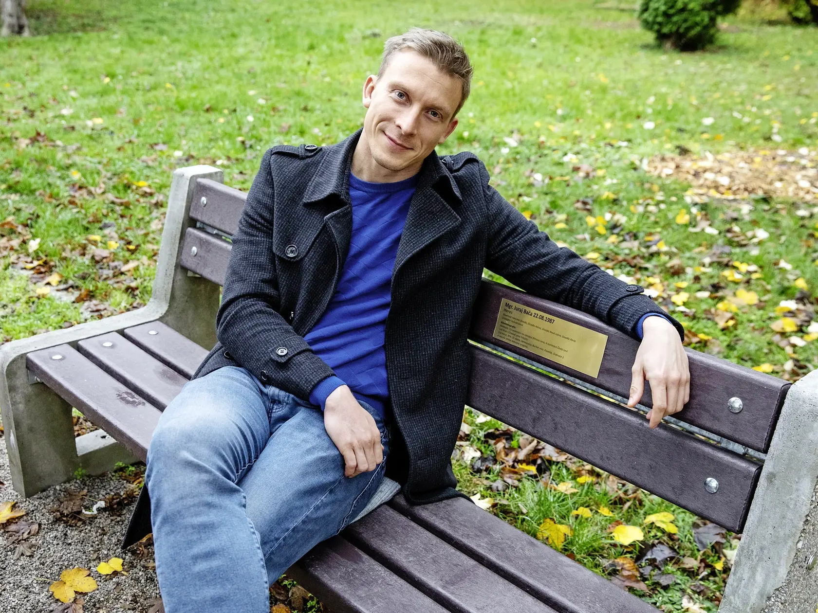 Na snímke je herec Juraj Bača vo svojom rodnom meste Galante, kde má aj svoju lavičku.