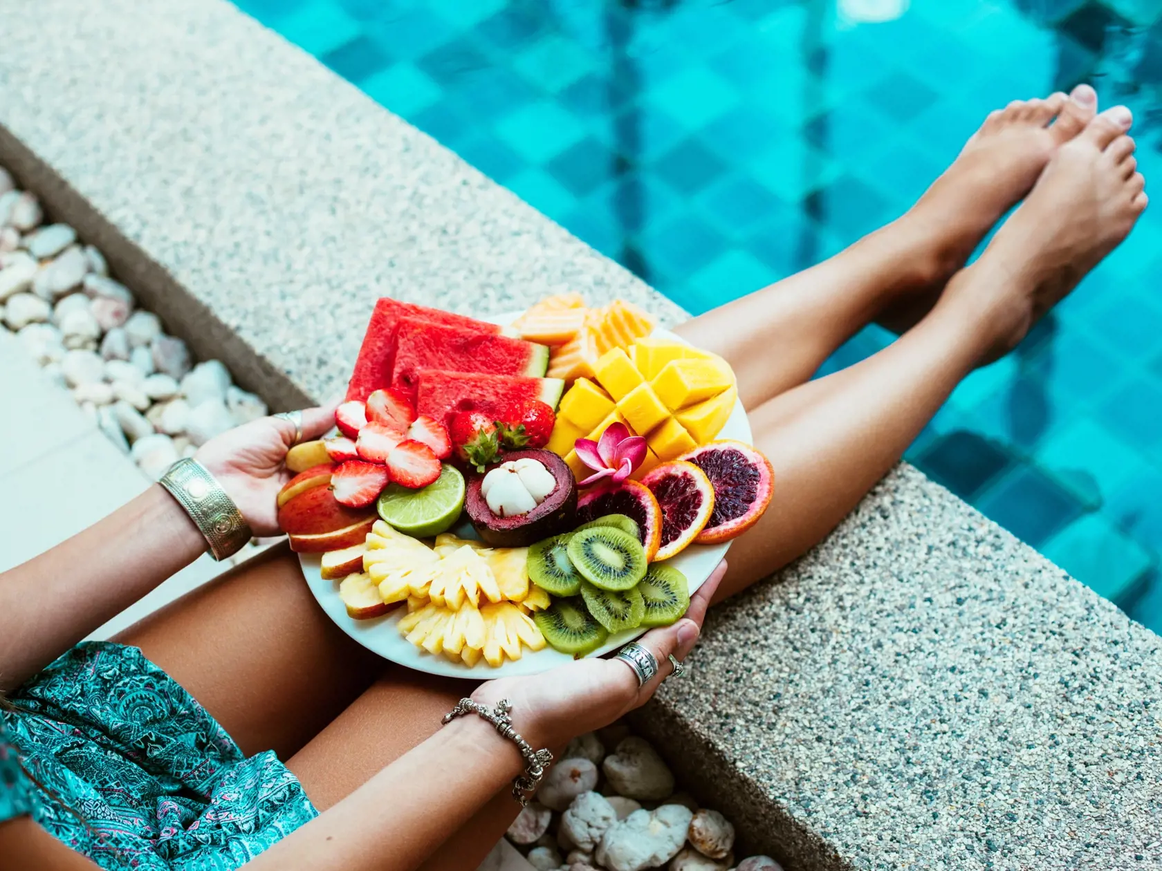 Girl,Relaxing,And,Eating,Fruit,Plate,By,The,Hotel,Pool.