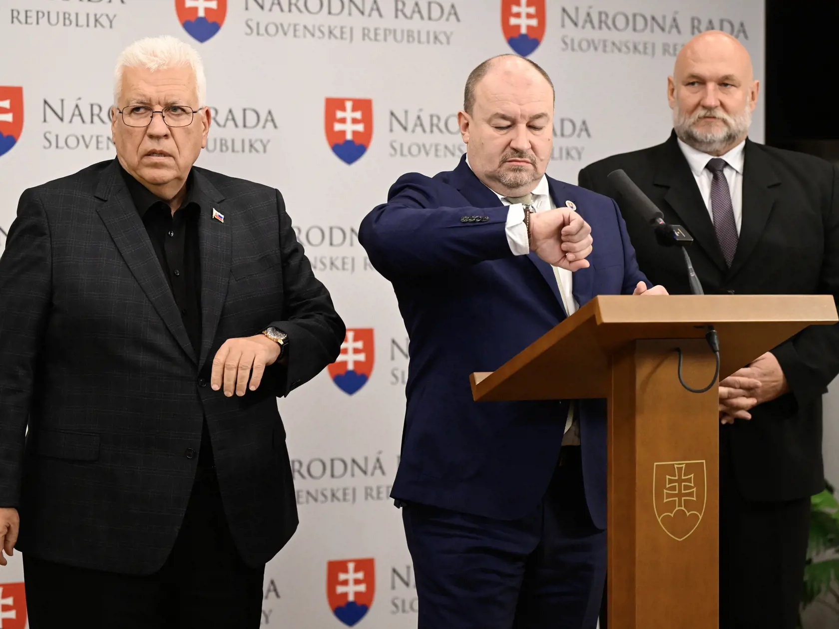 Uprostred poslanec Národnej rady a líder mimoparlamentnej strany Národná koalícia/Nezávislí kandidáti Rudolf Huliak, členovia Národnej koalície a poslanci parlamentu Ivan Ševčík (vpravo) a Pavel Ľupták.