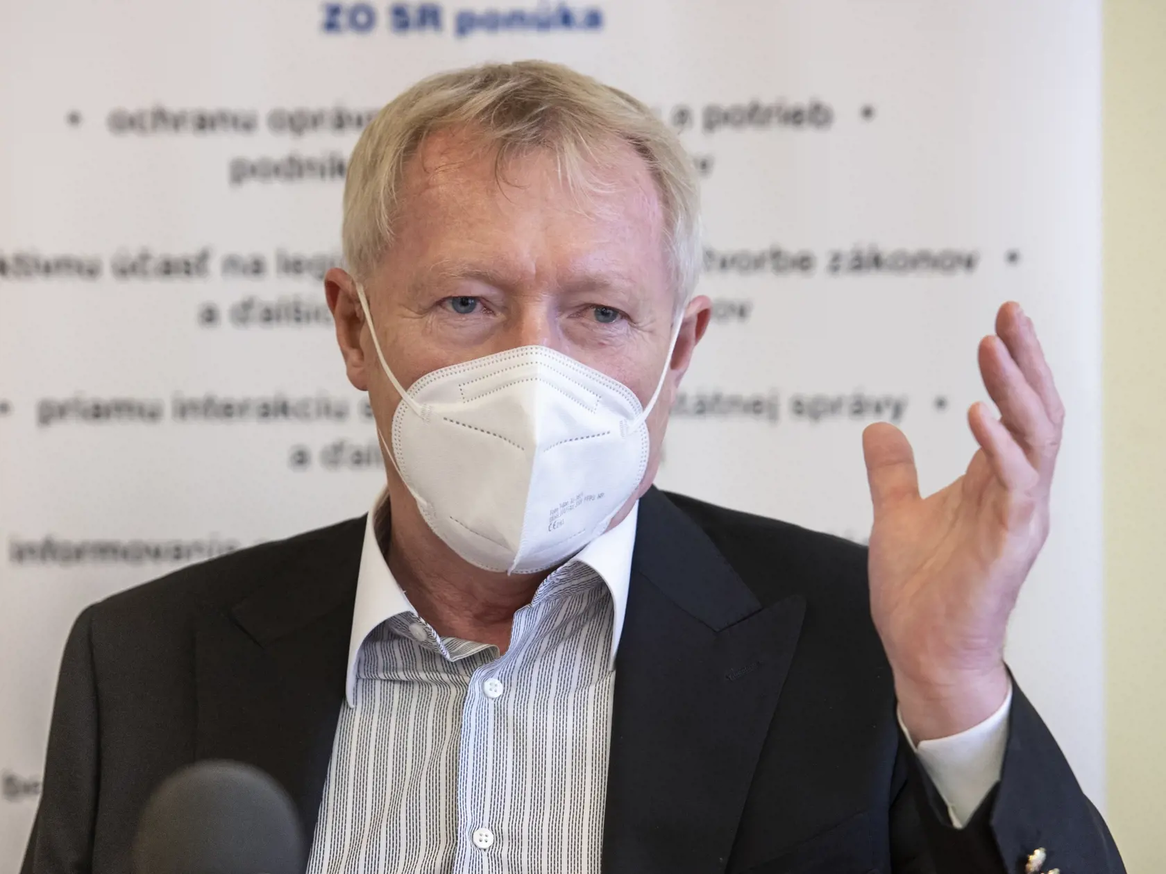 Na snímke prvý viceprezident Zväzu obchodu SR Pavol Konštiak počas tlačovej konferencie Zväzu obchodu SR na témy Otváranie obchodov (a ostatných prevádzok); Vstup pozitívne testovaných osôb do predajní; Vakcinácia pracovníkov v predajniach a opatrenia pre seniorov v predajniach a prevádzkach, 22. februára 2021 v Bratislave. FOTO TASR - Pavel Neubauer
